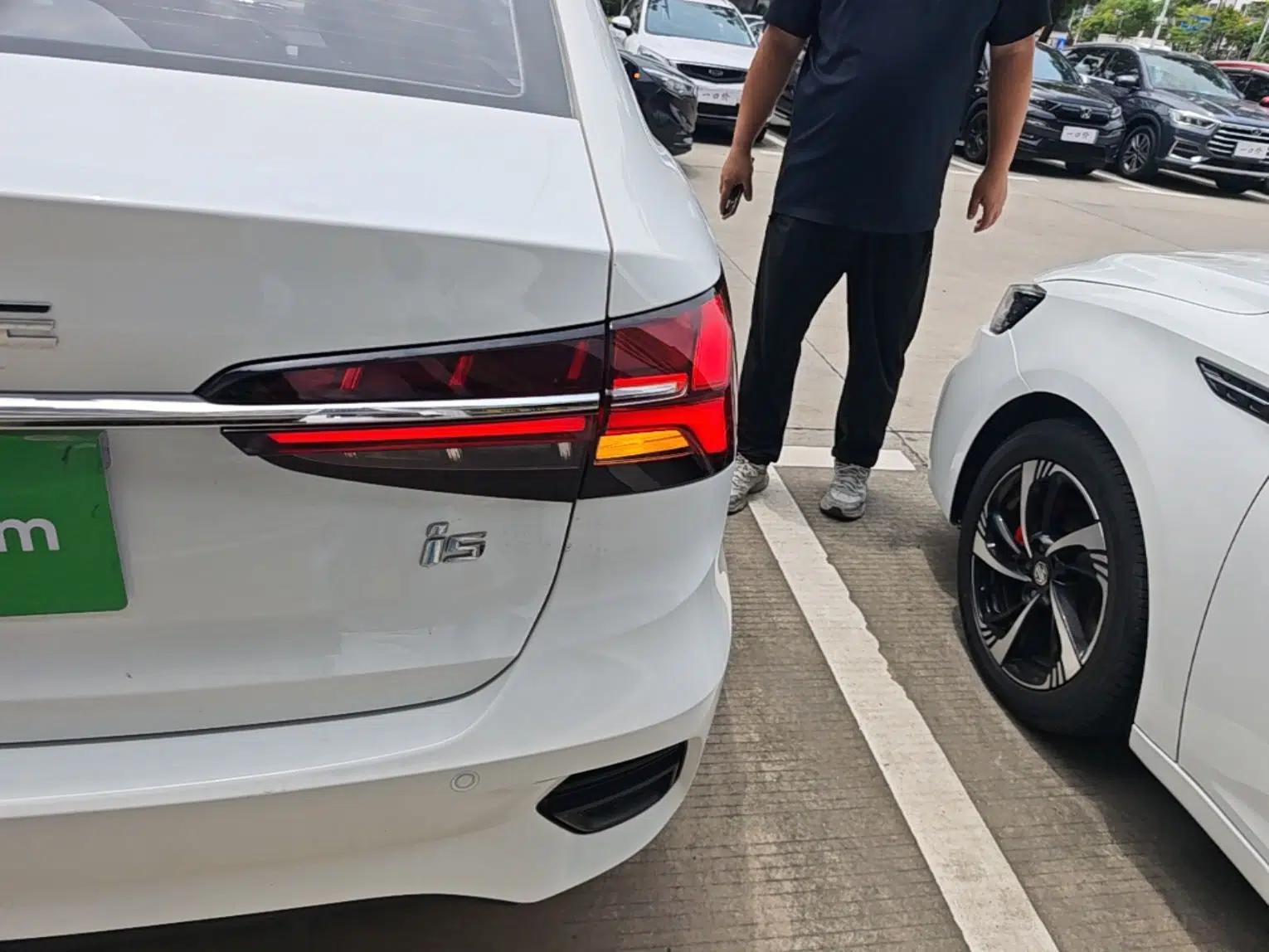 Roewe i5 2021 1.5L CVT Platinum Edition — миниатюра 9