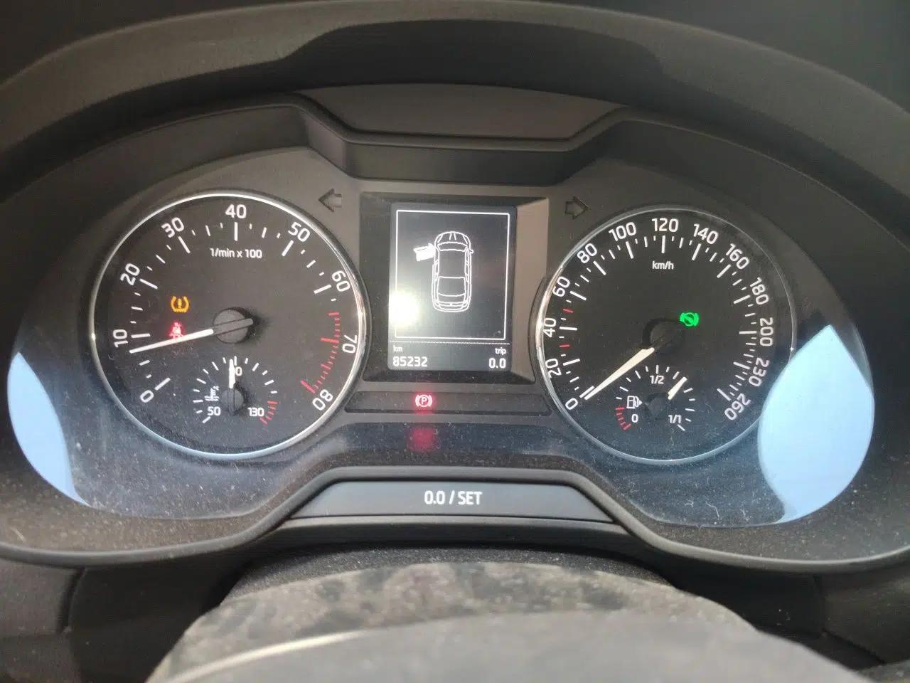 Skoda Octavia 2017 1.6L Automatic Smart Drive Edition — миниатюра 11