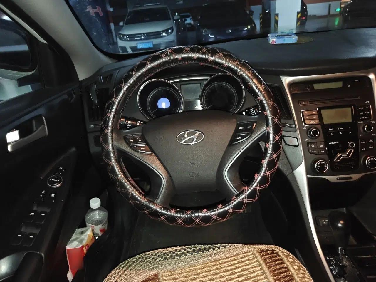 Hyundai Sonata 2011 2.0L Automatic Leading Edition — миниатюра 10