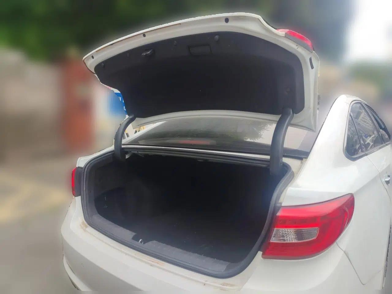 Hyundai Sonata 2015 1.6T GLX Advanced Model — миниатюра 19