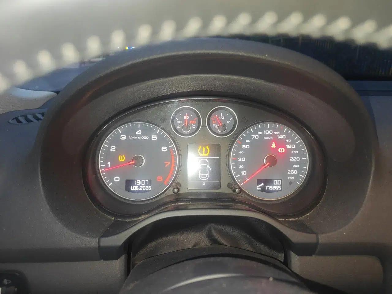 Audi A3 2012 Sportback 1.4T Comfort Model — миниатюра 11