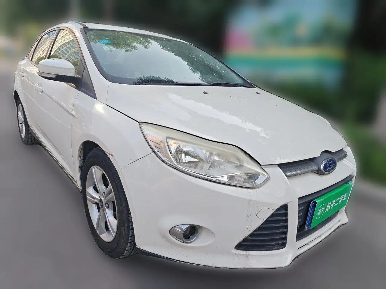 Ford Focus 2012 Sedan 1.6L Automatic Fashion Edition — миниатюра 3