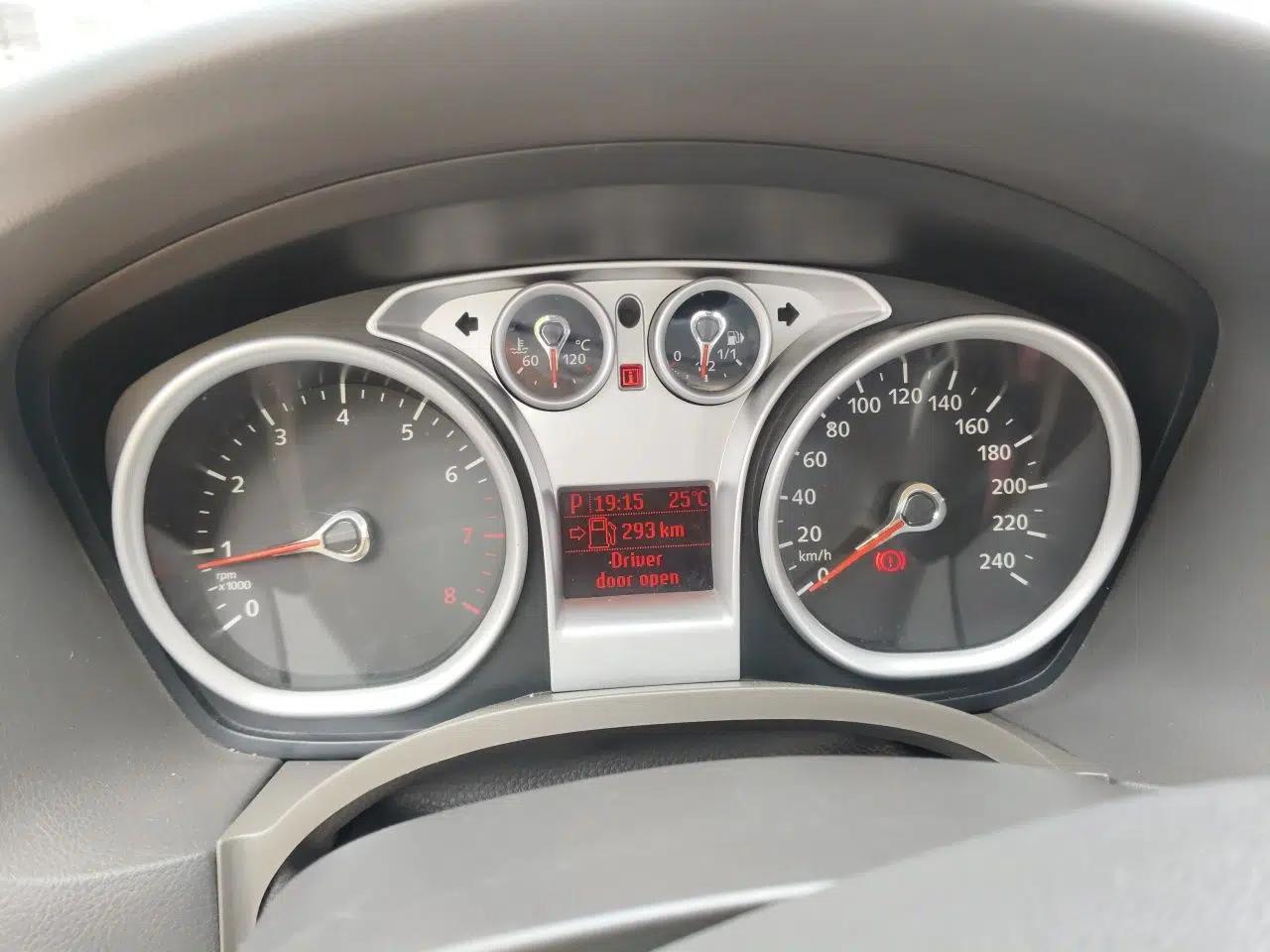 Ford Focus 2011 Hatchback 1.8L Automatic Fashion Edition — миниатюра 11