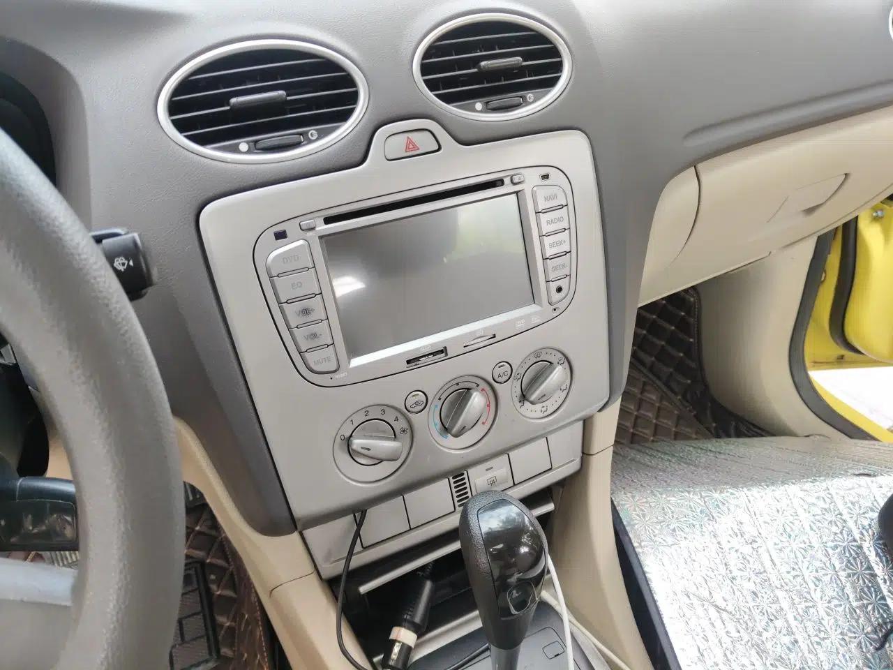 Ford Focus 2011 Hatchback 1.8L Automatic Fashion Edition — миниатюра 13