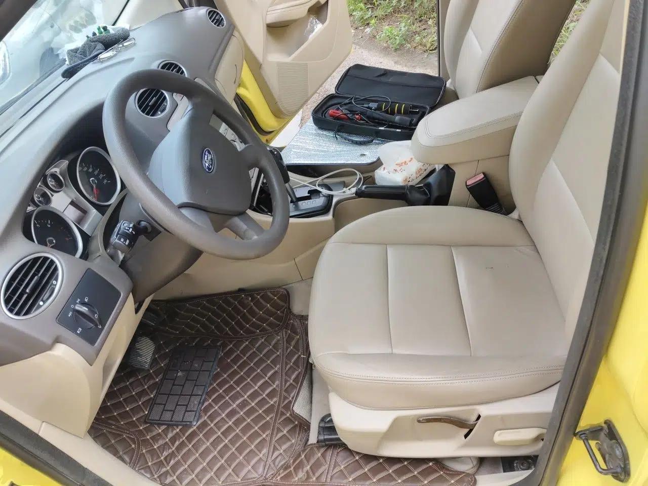 Ford Focus 2011 Hatchback 1.8L Automatic Fashion Edition — миниатюра 15