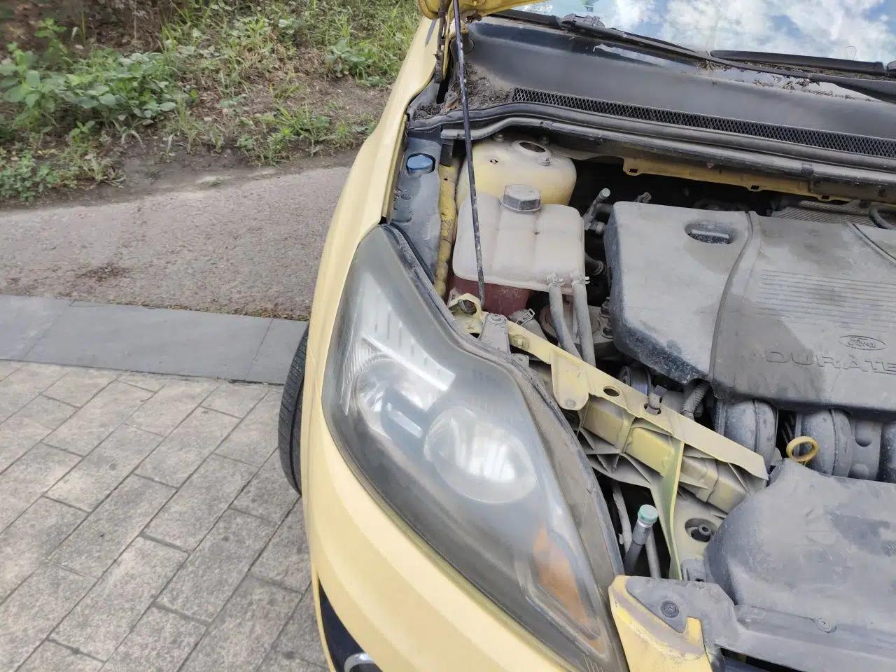 Ford Focus 2011 Hatchback 1.8L Automatic Fashion Edition — миниатюра 7