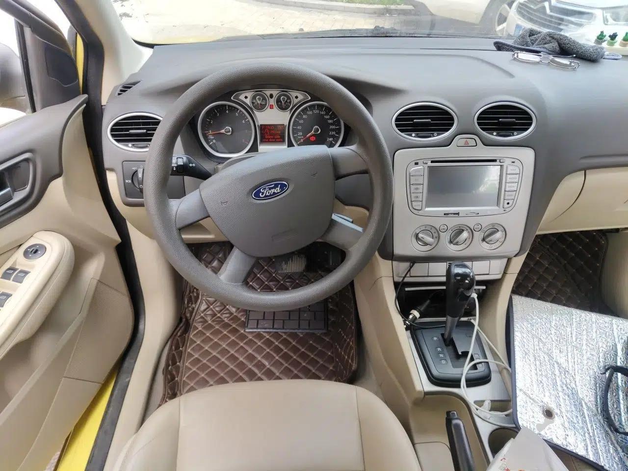 Ford Focus 2011 Hatchback 1.8L Automatic Fashion Edition — миниатюра 10