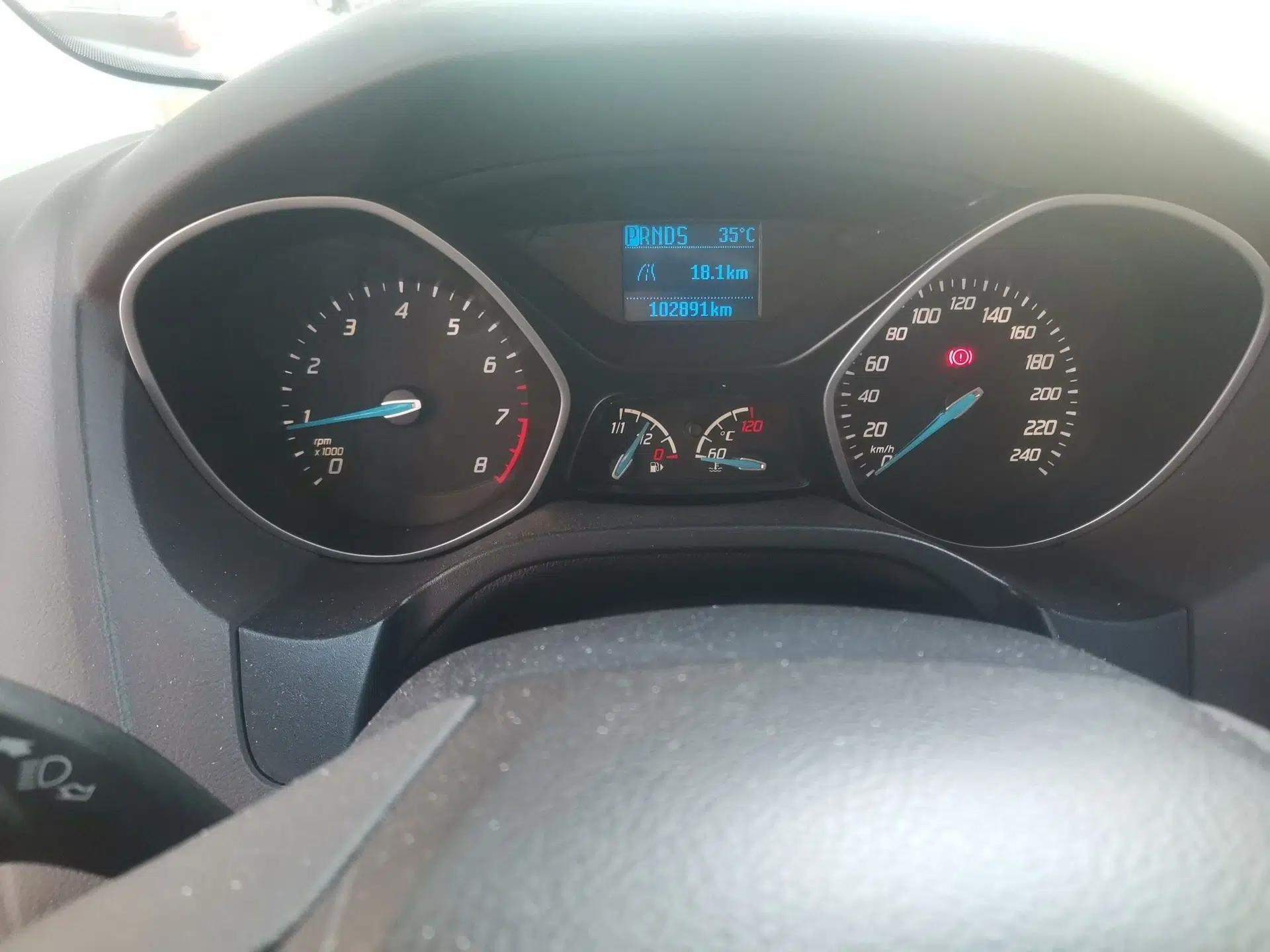 Ford Focus 2012 Sedan 1.6L Automatic Comfort Model — миниатюра 11