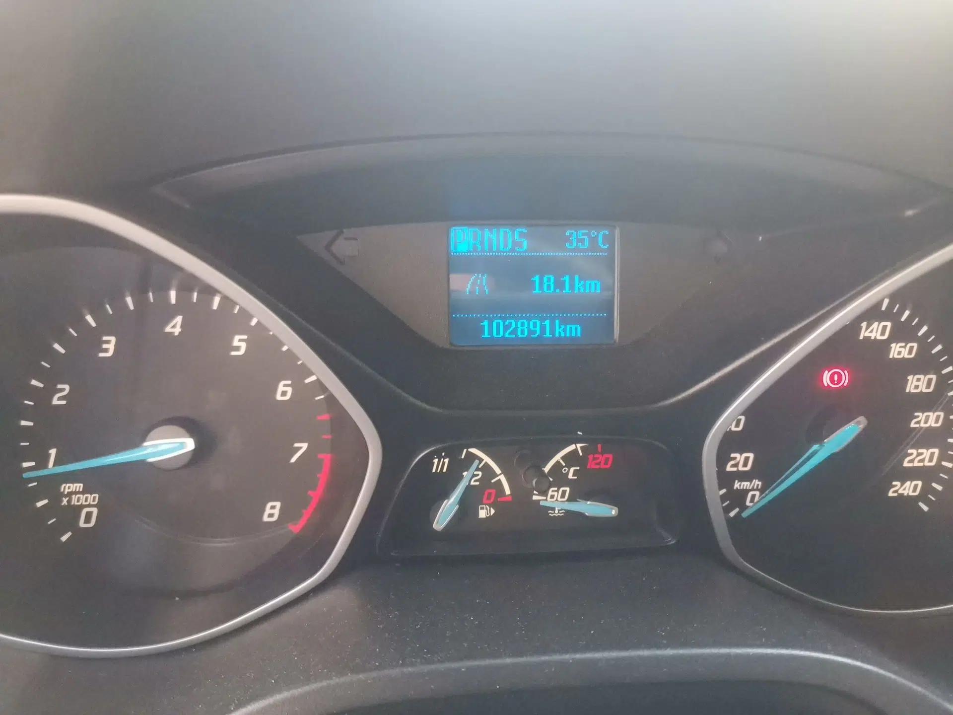 Ford Focus 2012 Sedan 1.6L Automatic Comfort Model — миниатюра 12