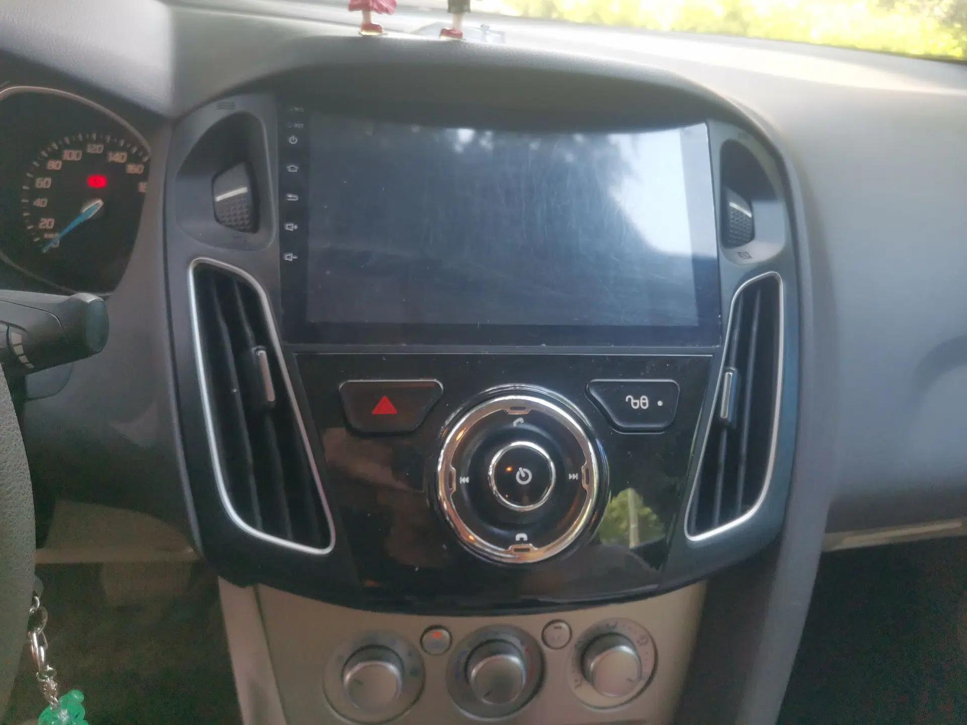 Ford Focus 2012 Sedan 1.6L Automatic Comfort Model — миниатюра 13