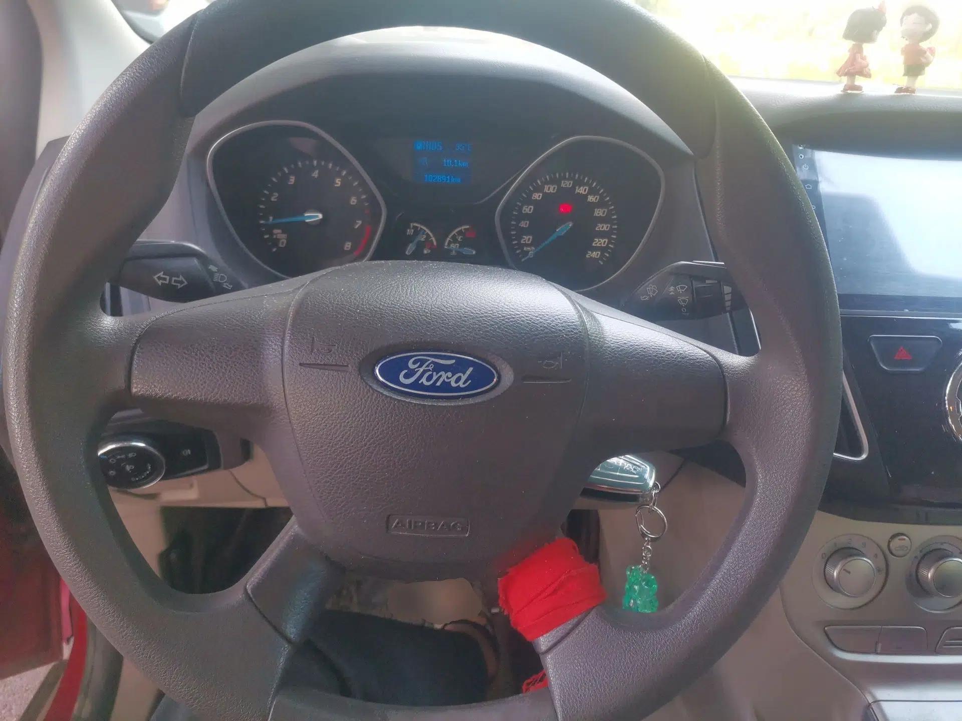 Ford Focus 2012 Sedan 1.6L Automatic Comfort Model — миниатюра 10