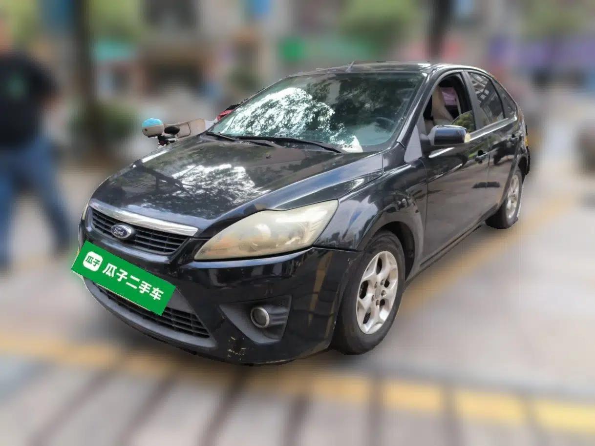 Ford Focus 2012 Hatchback Classic 1.8L Manual Base Model — миниатюра 1