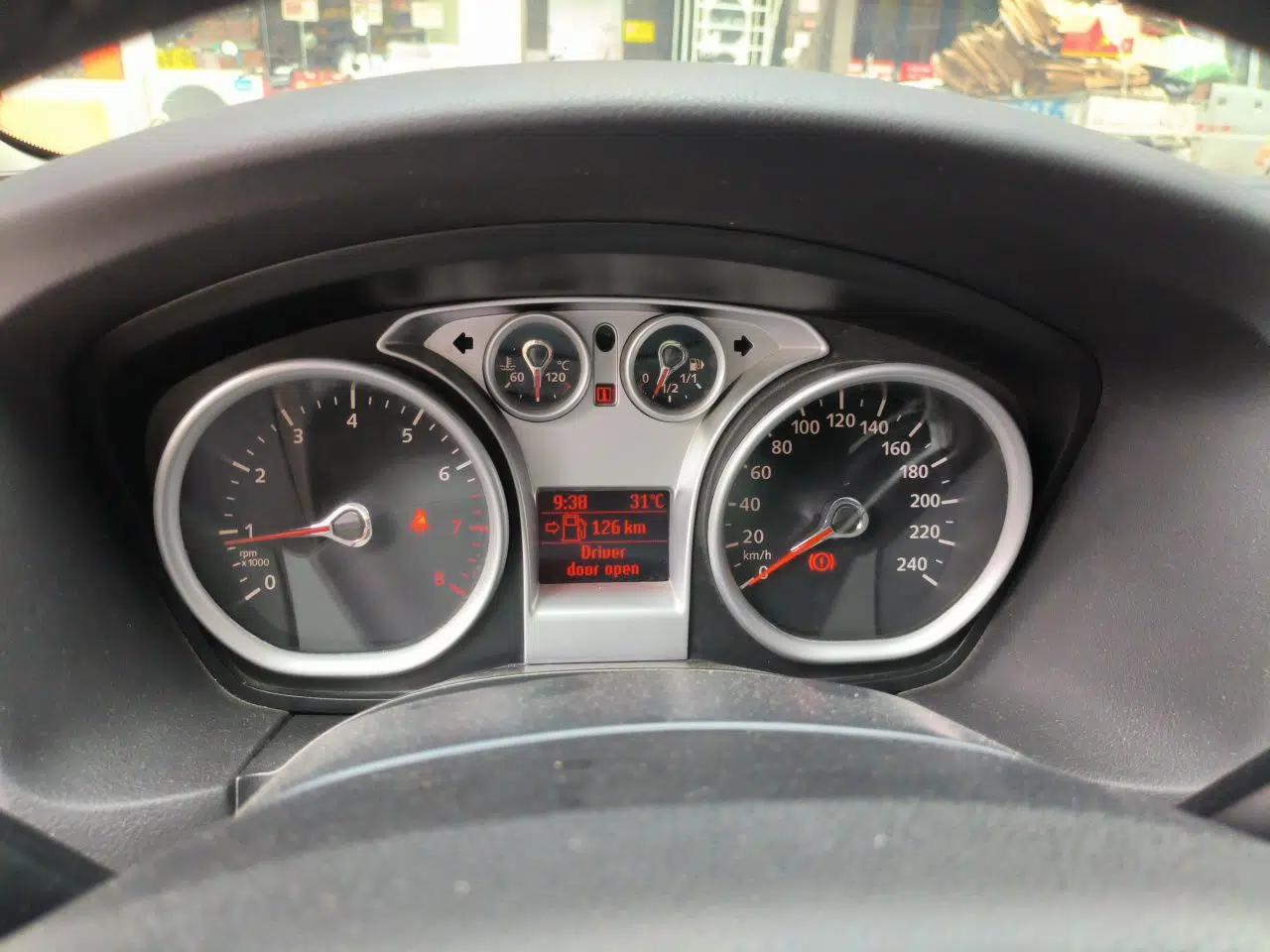 Ford Focus 2012 Hatchback Classic 1.8L Manual Base Model — миниатюра 11