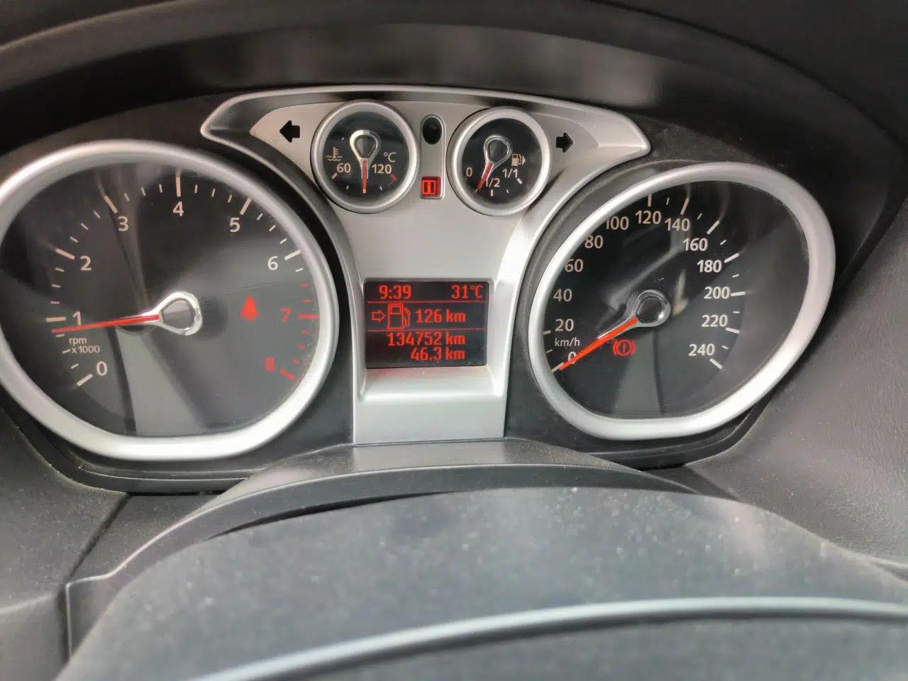 Ford Focus 2012 Hatchback Classic 1.8L Manual Base Model — миниатюра 12
