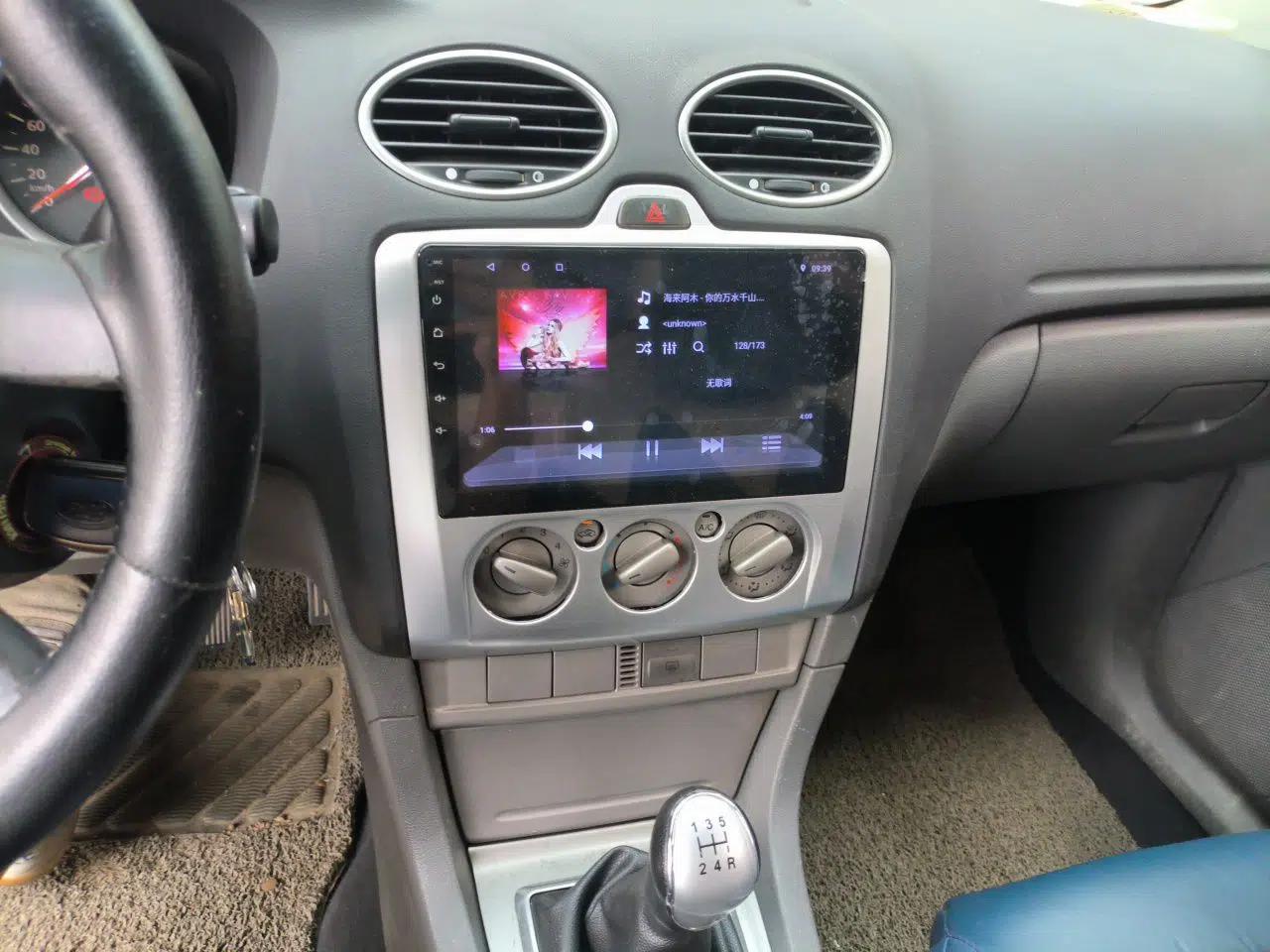 Ford Focus 2012 Hatchback Classic 1.8L Manual Base Model — миниатюра 13