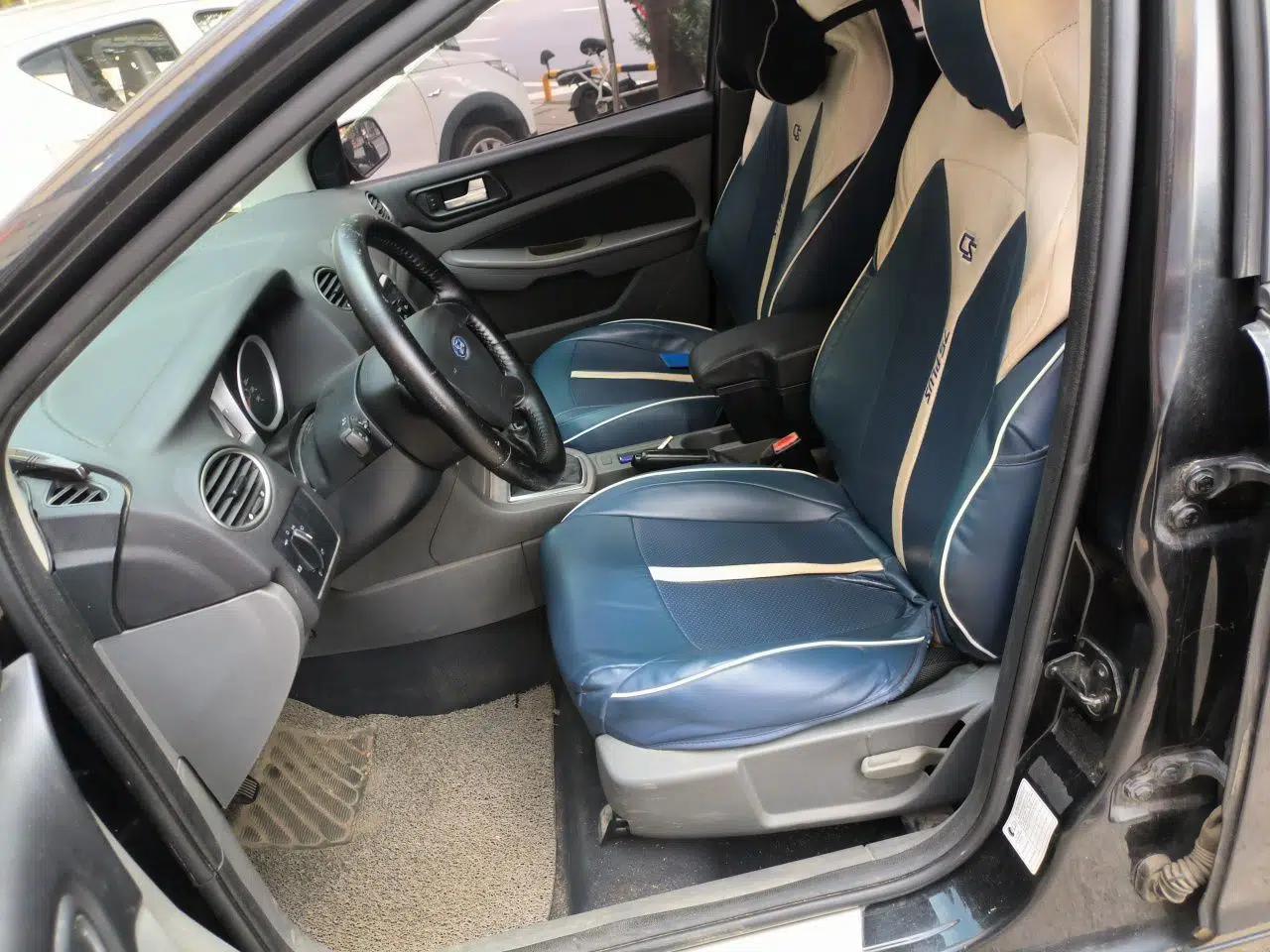 Ford Focus 2012 Hatchback Classic 1.8L Manual Base Model — миниатюра 15