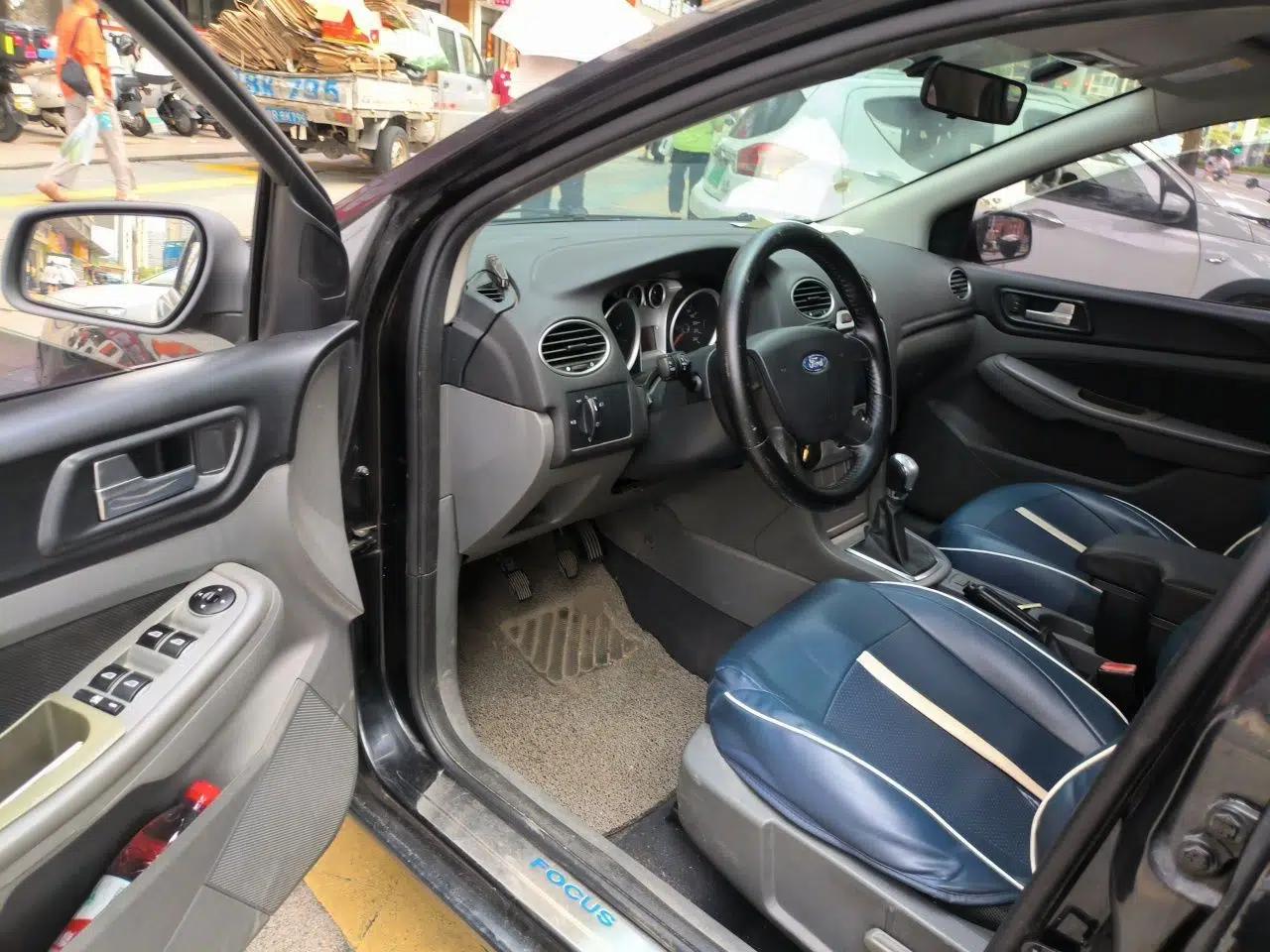 Ford Focus 2012 Hatchback Classic 1.8L Manual Base Model — миниатюра 16