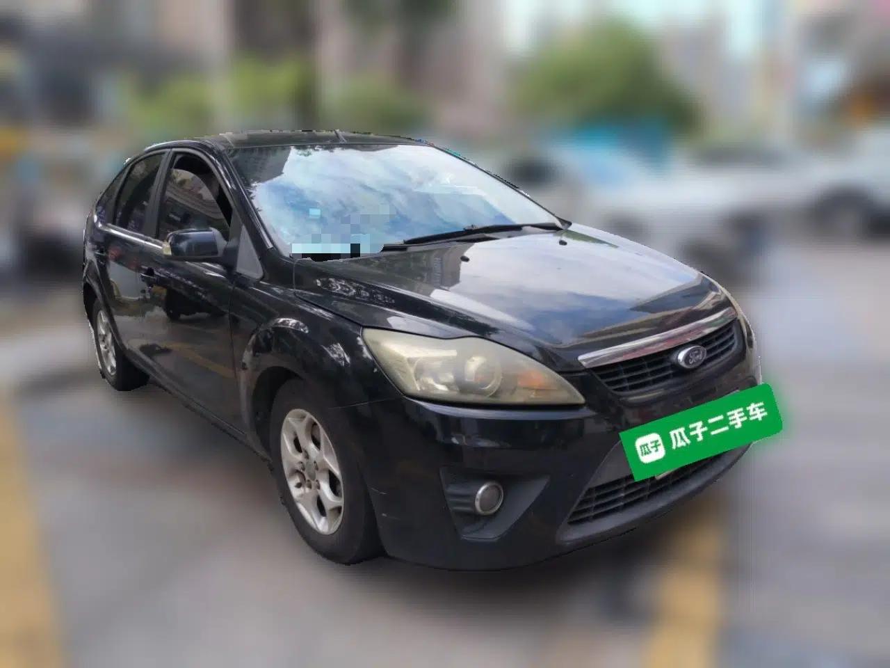 Ford Focus 2012 Hatchback Classic 1.8L Manual Base Model — миниатюра 3
