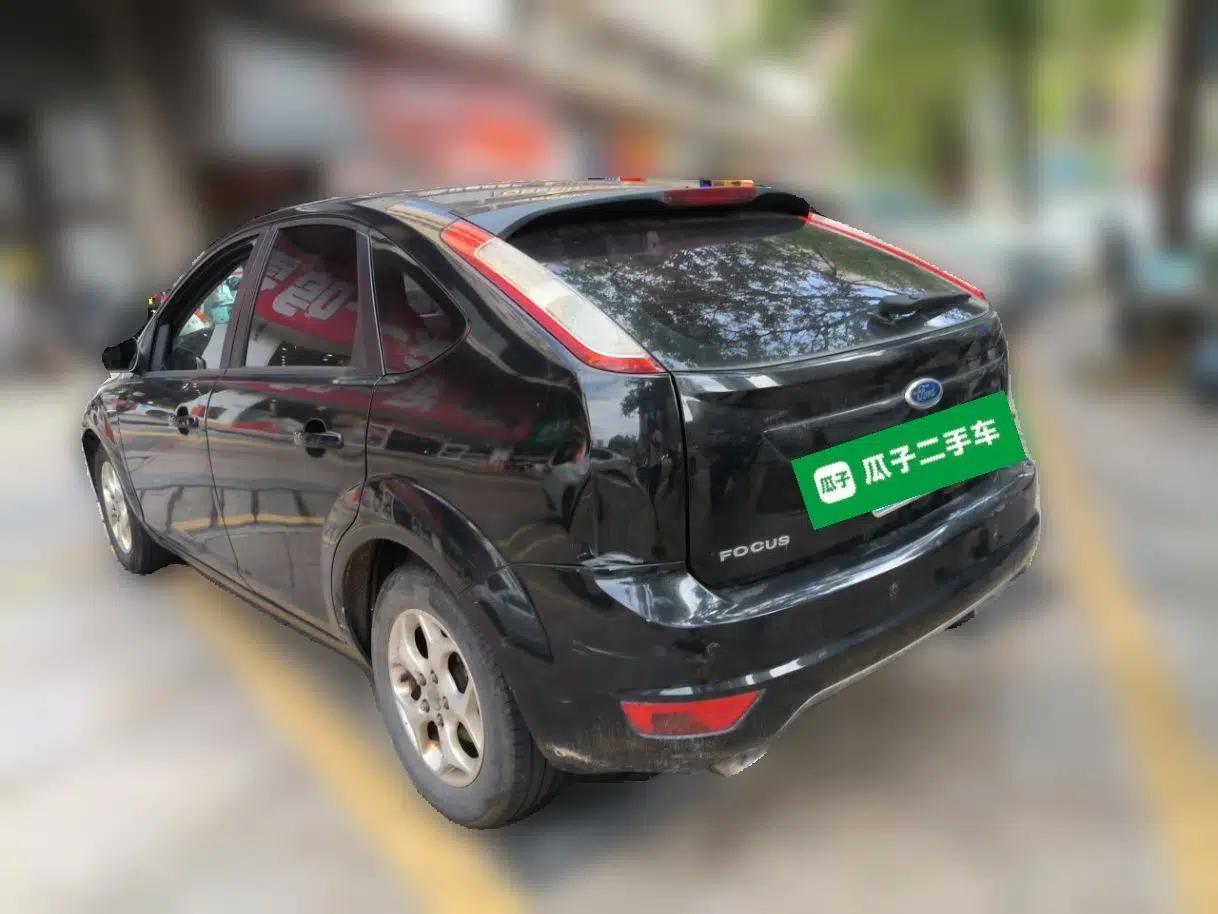 Ford Focus 2012 Hatchback Classic 1.8L Manual Base Model — миниатюра 4