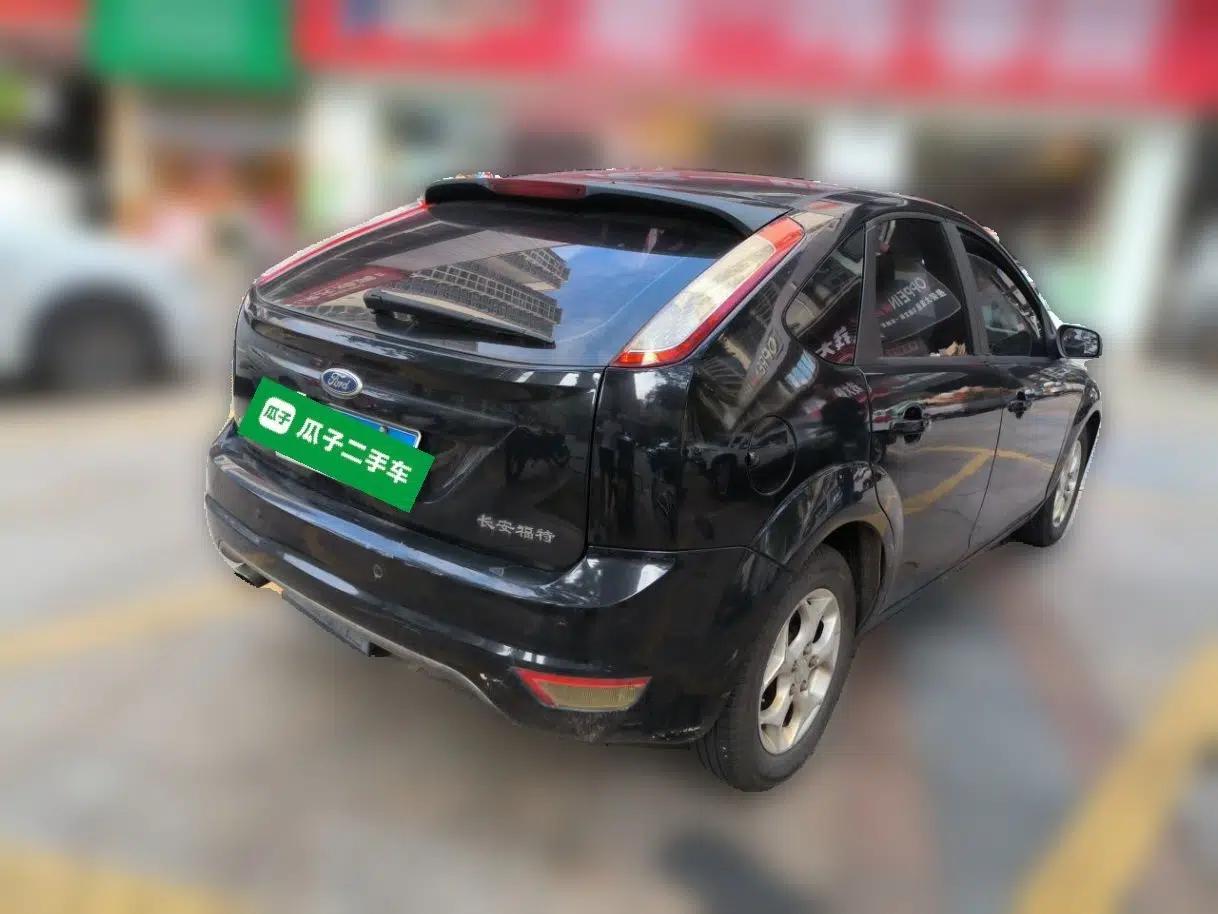 Ford Focus 2012 Hatchback Classic 1.8L Manual Base Model — миниатюра 6