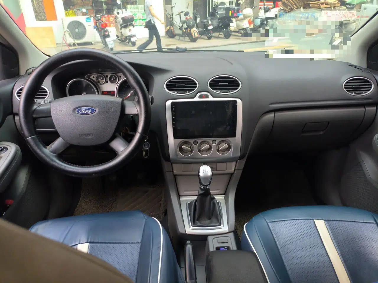Ford Focus 2012 Hatchback Classic 1.8L Manual Base Model — миниатюра 9