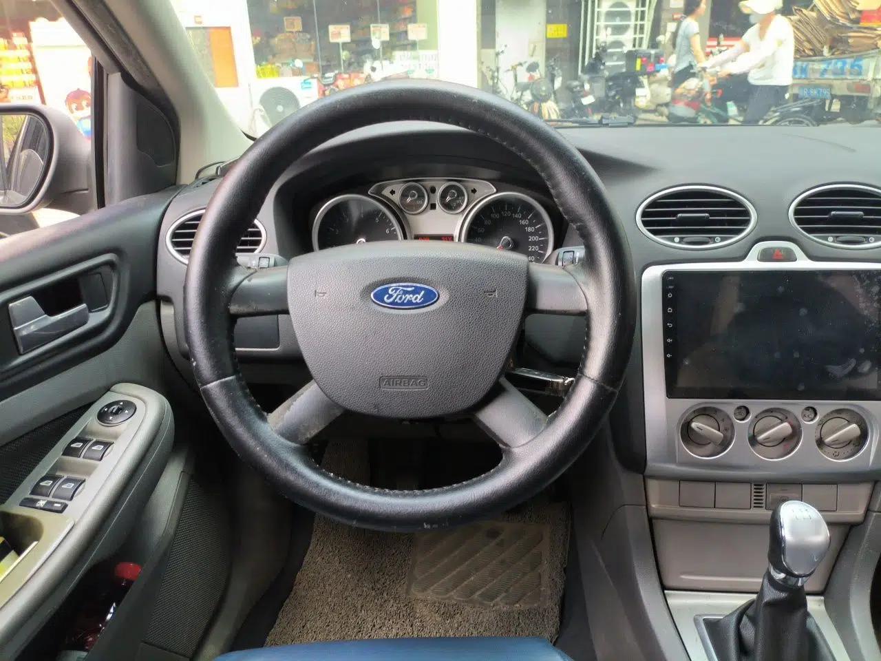 Ford Focus 2012 Hatchback Classic 1.8L Manual Base Model — миниатюра 10
