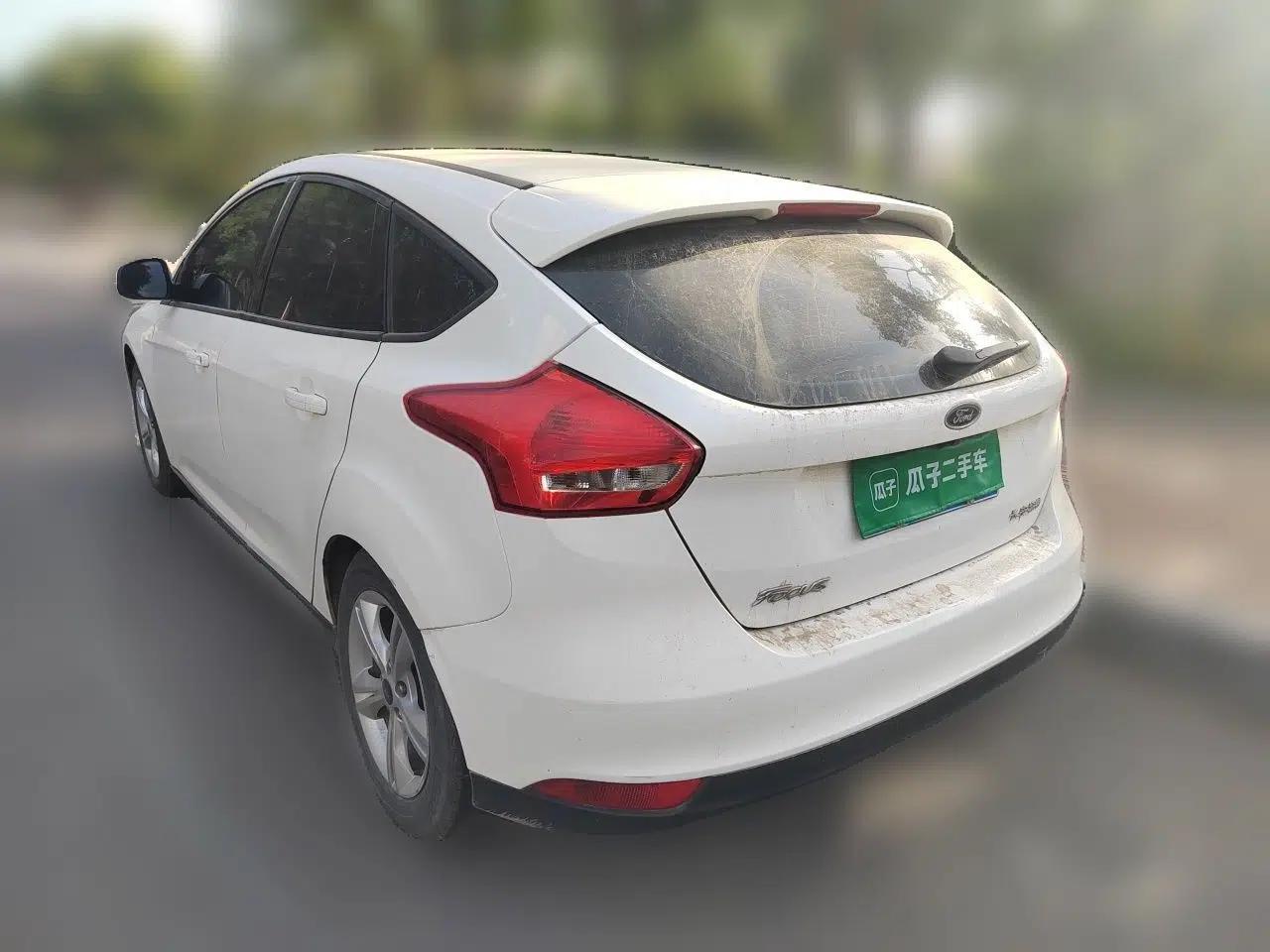 Ford Focus 2015 Hatchback 1.6L Manual Comfort Edition — миниатюра 4