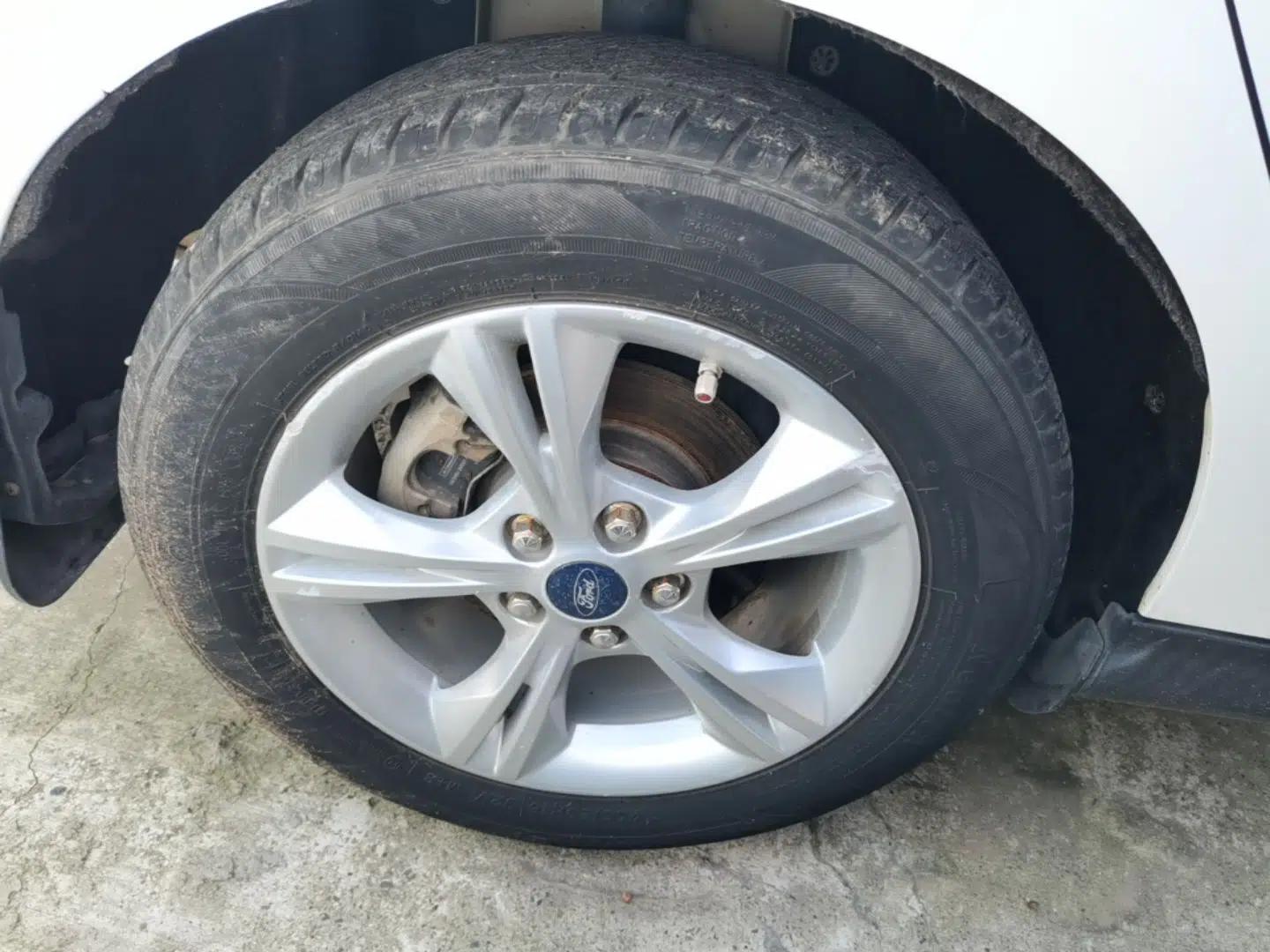 Ford Focus 2012 Sedan 1.6L Automatic Fashion Edition — миниатюра 11