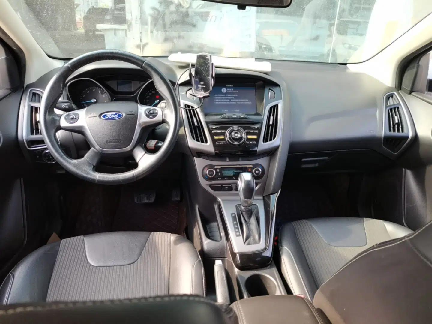 Ford Focus 2012 Sedan 1.6L Automatic Fashion Edition — миниатюра 12
