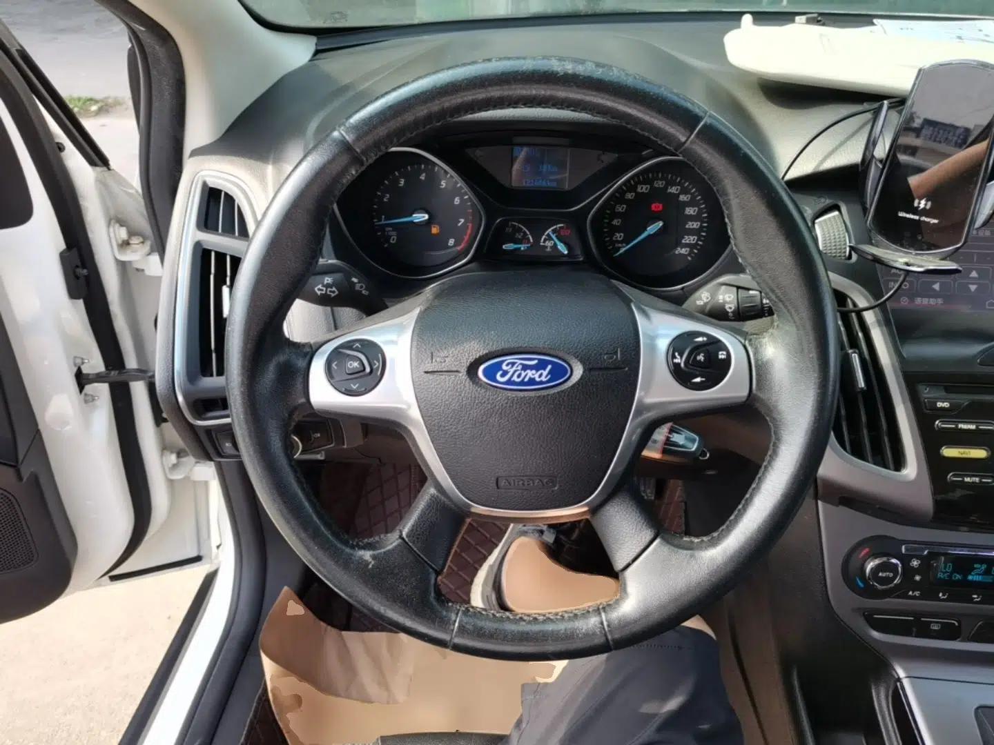 Ford Focus 2012 Sedan 1.6L Automatic Fashion Edition — миниатюра 13