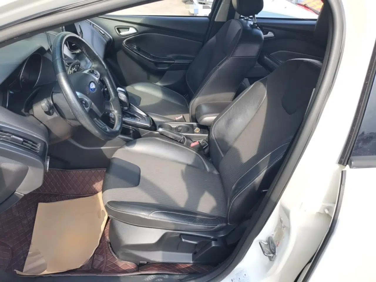Ford Focus 2012 Sedan 1.6L Automatic Fashion Edition — миниатюра 17
