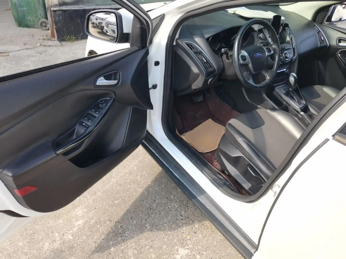 Ford Focus 2012 Sedan 1.6L Automatic Fashion Edition — миниатюра 18