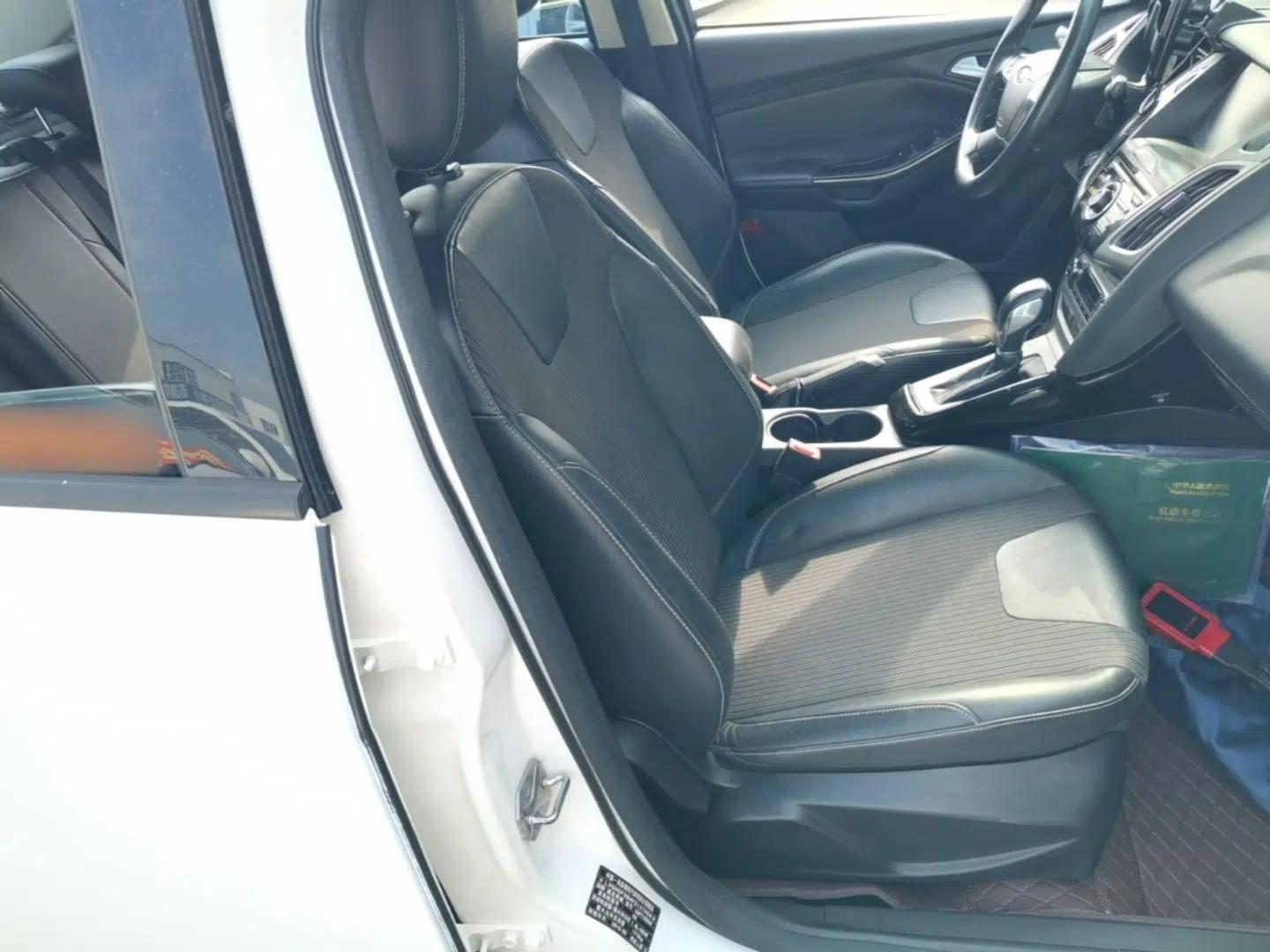 Ford Focus 2012 Sedan 1.6L Automatic Fashion Edition — миниатюра 19