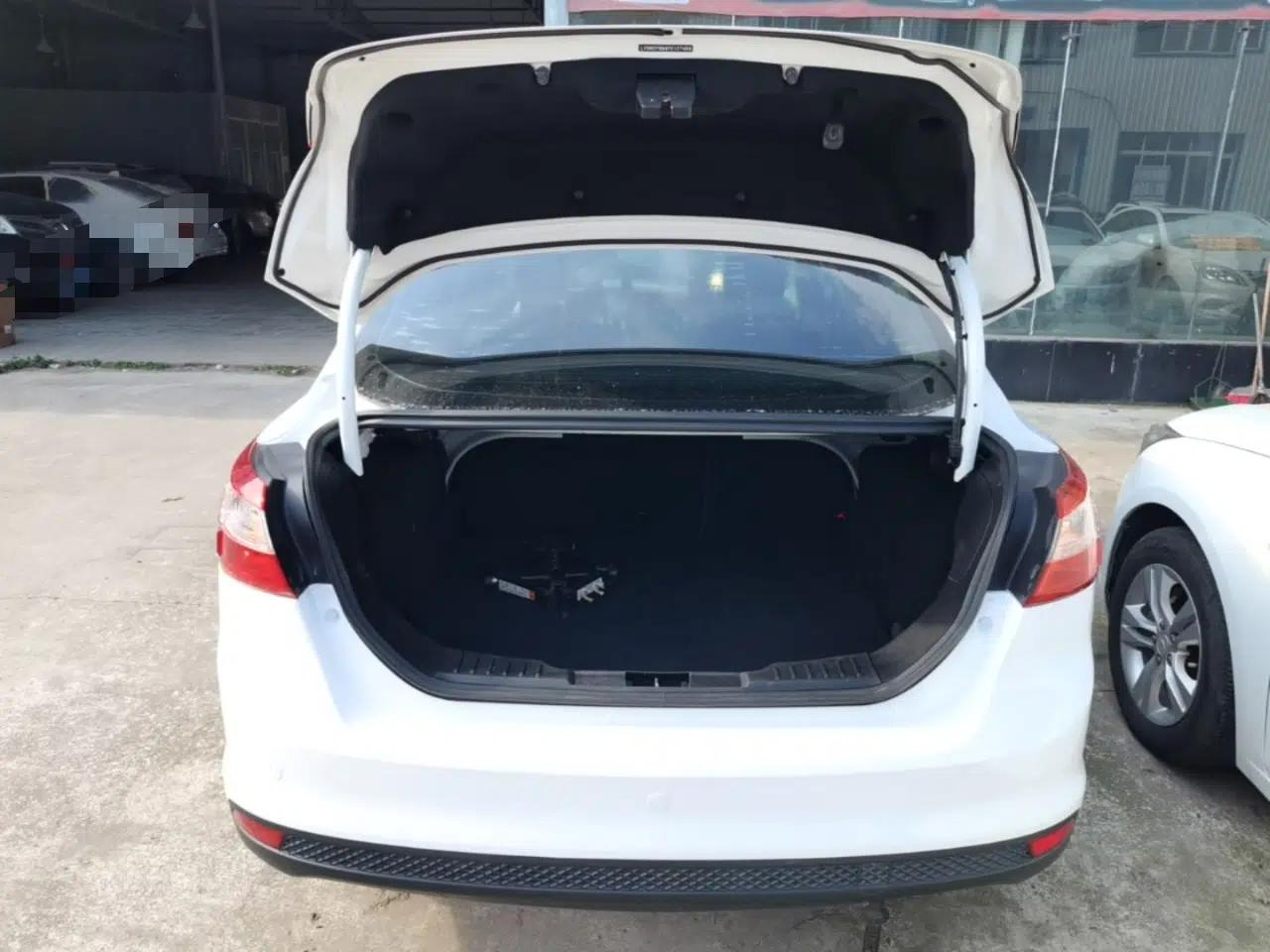 Ford Focus 2012 Sedan 1.6L Automatic Fashion Edition — миниатюра 22