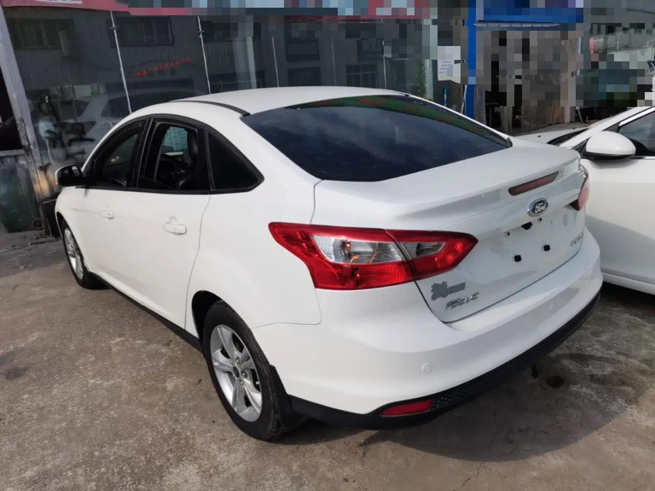 Ford Focus 2012 Sedan 1.6L Automatic Fashion Edition — миниатюра 4