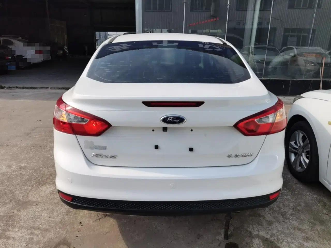 Ford Focus 2012 Sedan 1.6L Automatic Fashion Edition — миниатюра 5