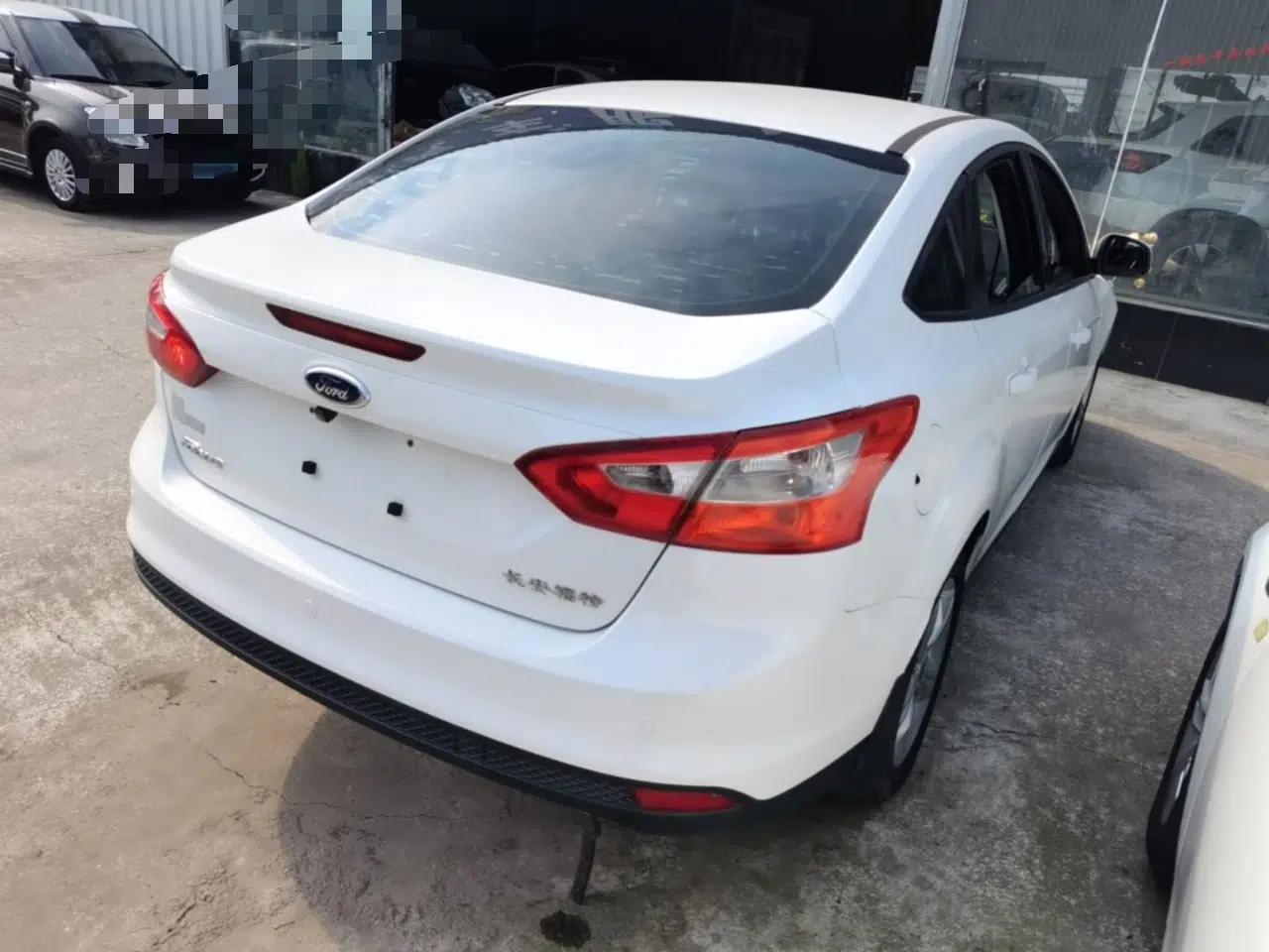 Ford Focus 2012 Sedan 1.6L Automatic Fashion Edition — миниатюра 6