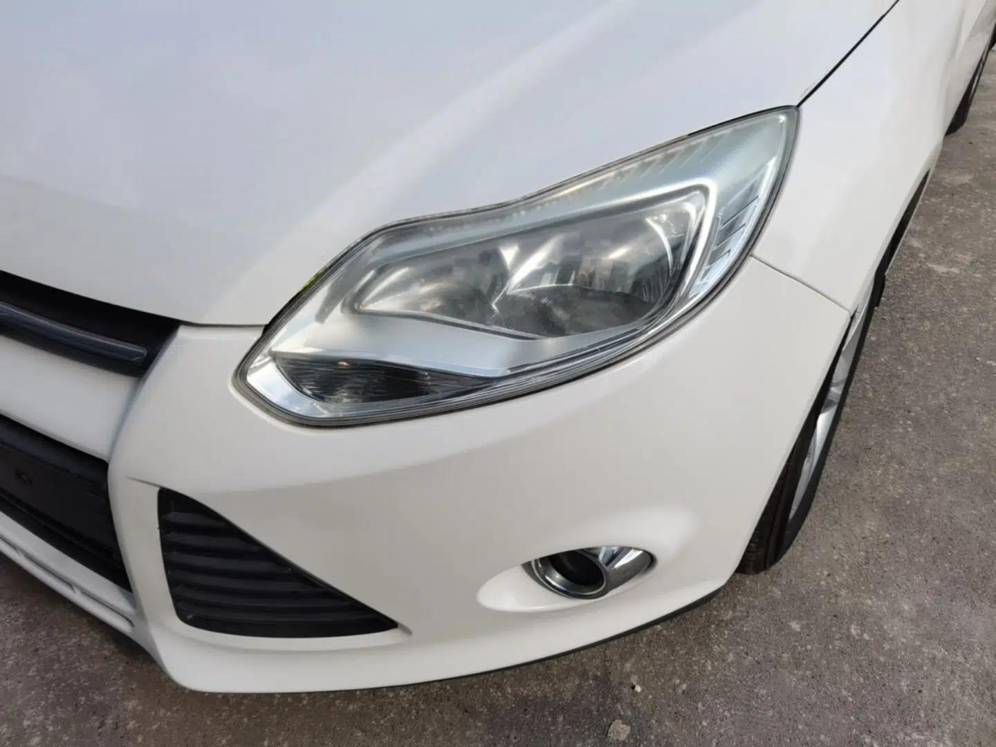 Ford Focus 2012 Sedan 1.6L Automatic Fashion Edition — миниатюра 8