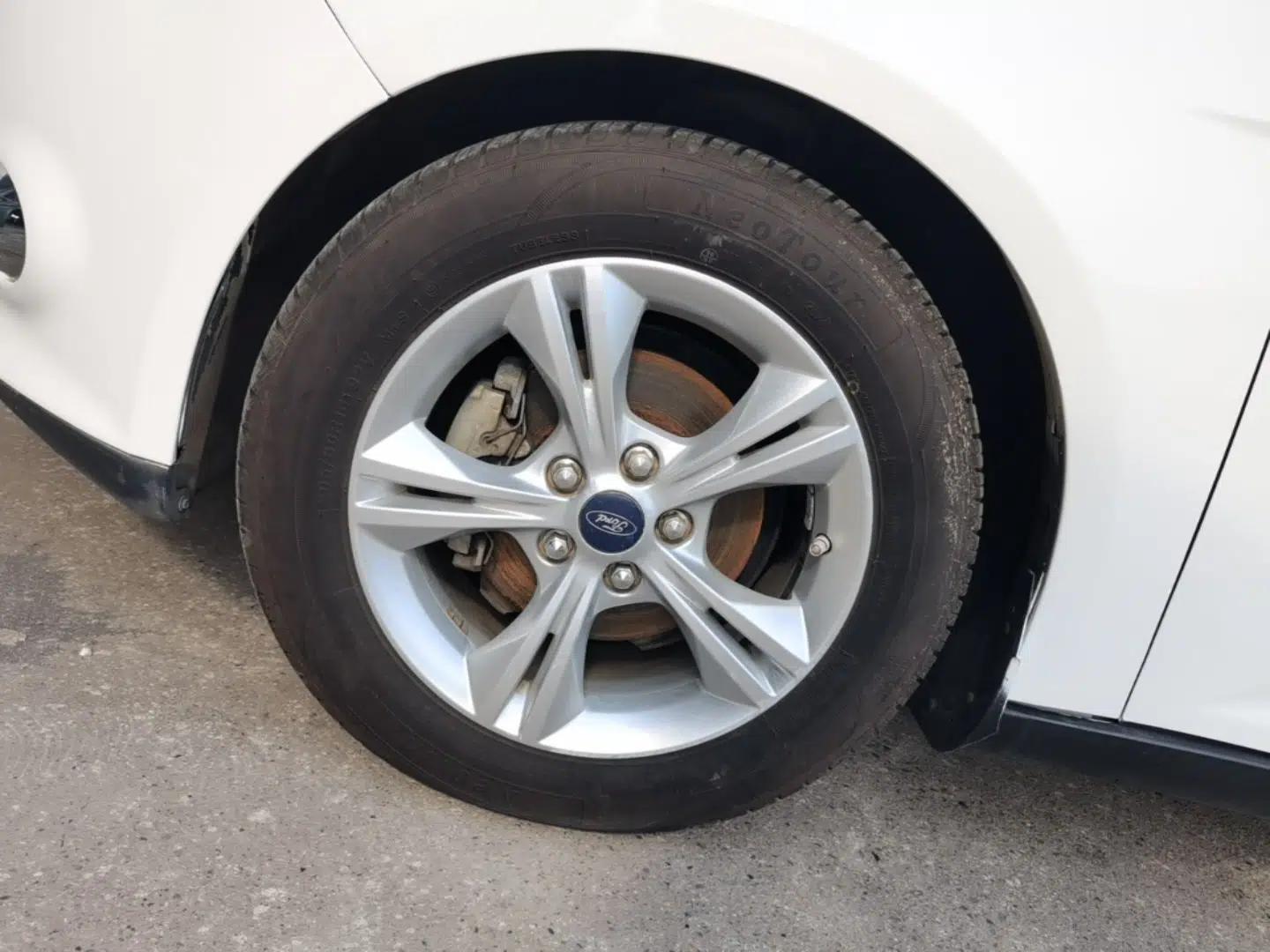 Ford Focus 2012 Sedan 1.6L Automatic Fashion Edition — миниатюра 10