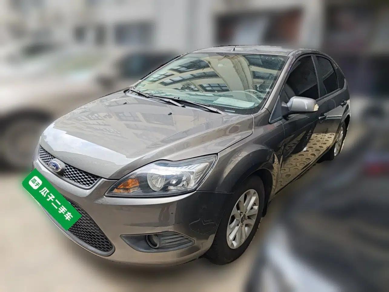Ford Focus 2013 Hatchback Classic 1.8L Manual Base Model — миниатюра 1