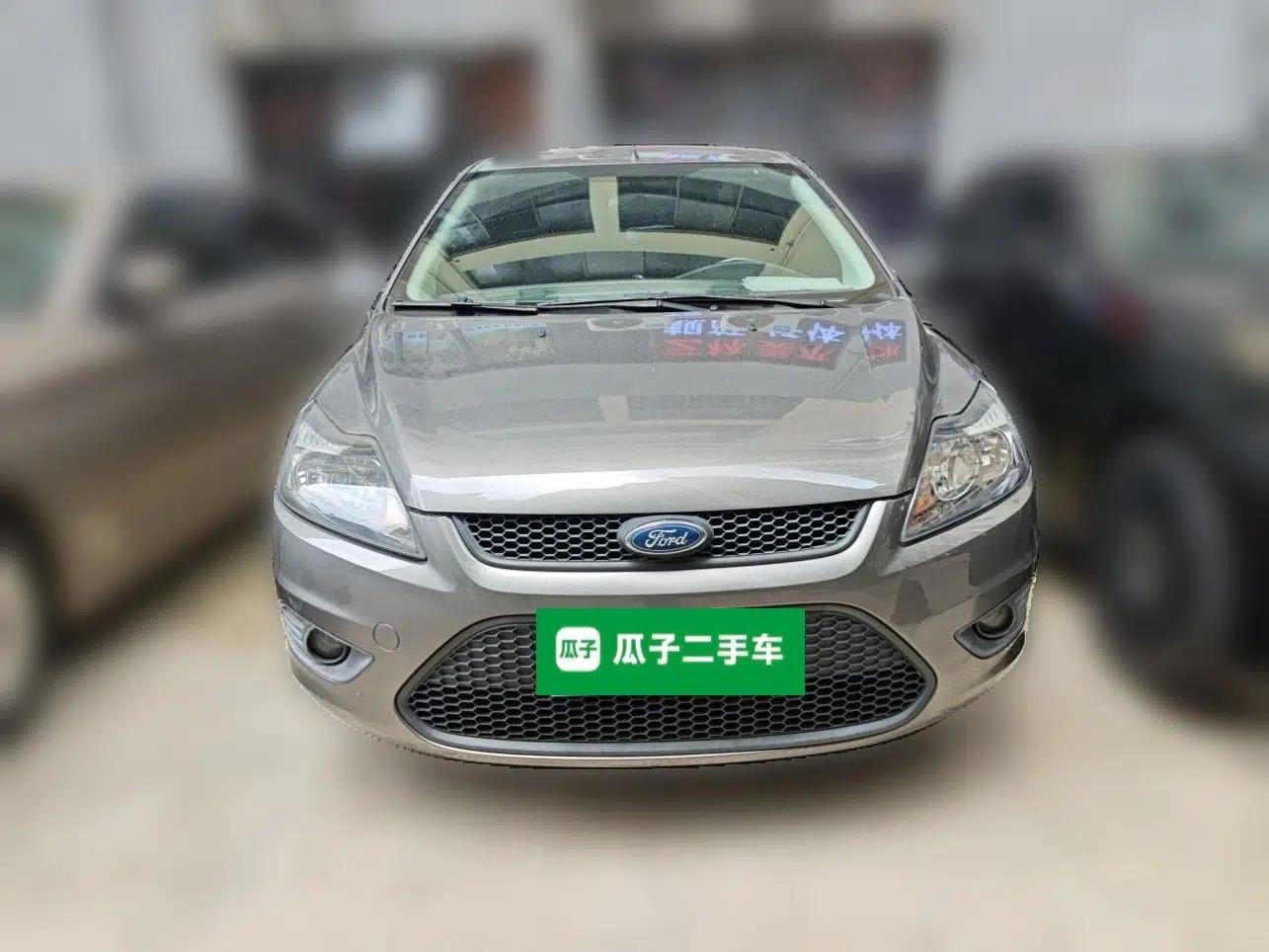 Ford Focus 2013 Hatchback Classic 1.8L Manual Base Model — миниатюра 2