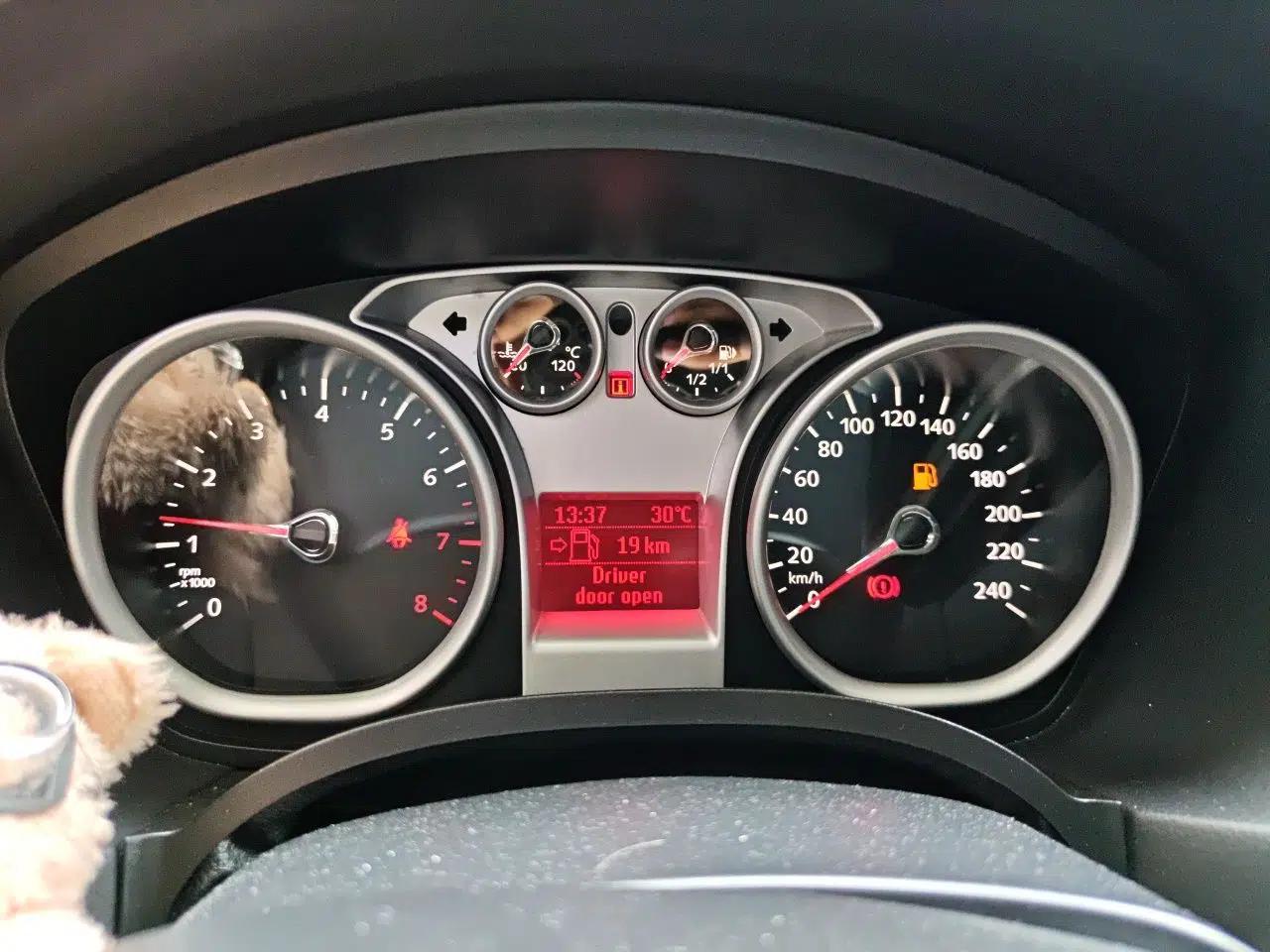 Ford Focus 2013 Hatchback Classic 1.8L Manual Base Model — миниатюра 11