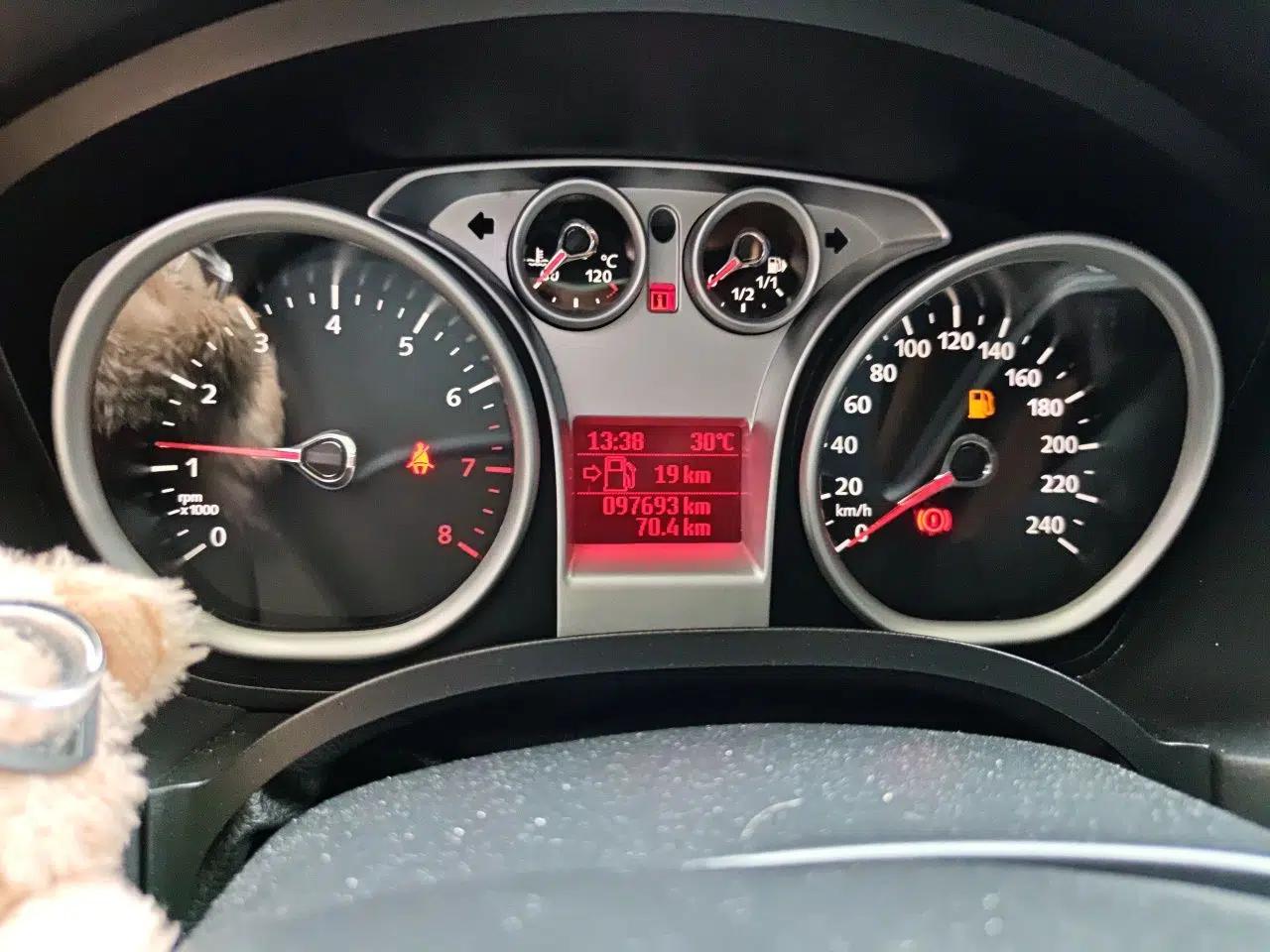 Ford Focus 2013 Hatchback Classic 1.8L Manual Base Model — миниатюра 12