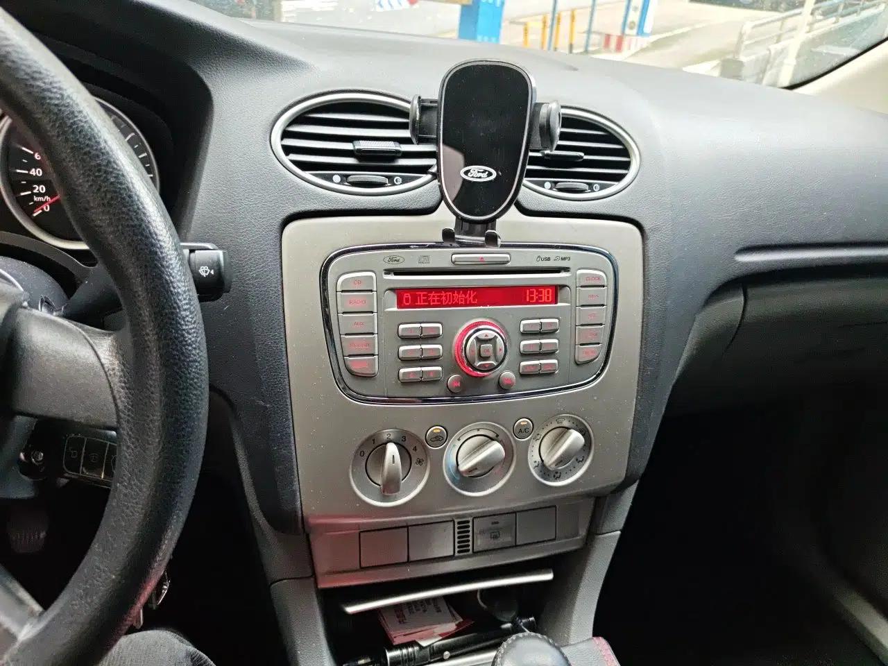 Ford Focus 2013 Hatchback Classic 1.8L Manual Base Model — миниатюра 13