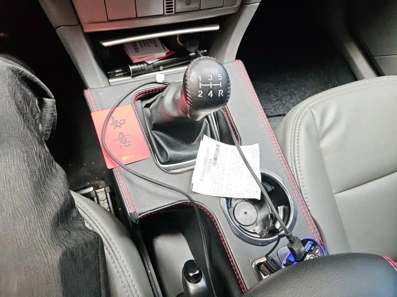Ford Focus 2013 Hatchback Classic 1.8L Manual Base Model — миниатюра 14