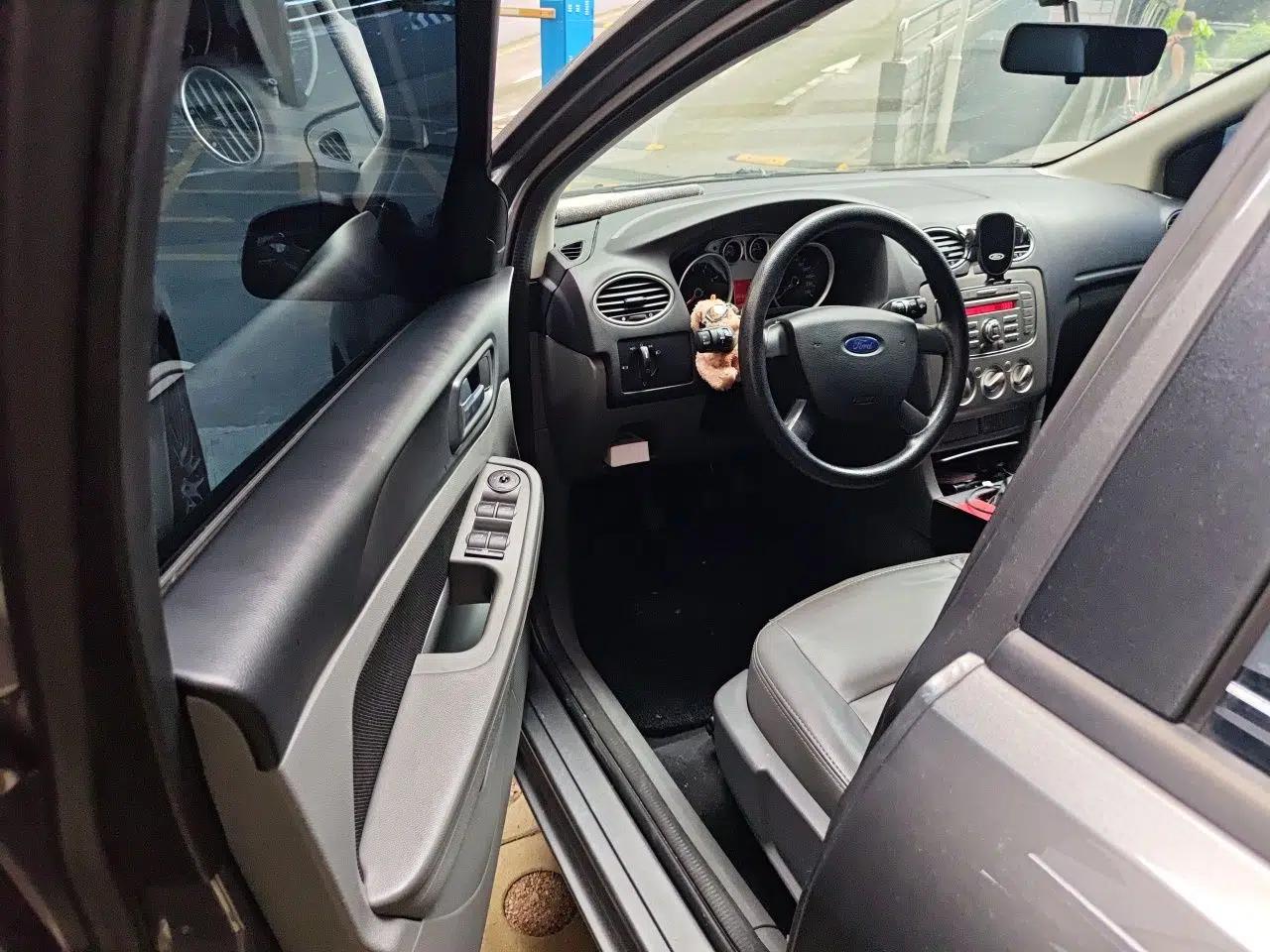 Ford Focus 2013 Hatchback Classic 1.8L Manual Base Model — миниатюра 16