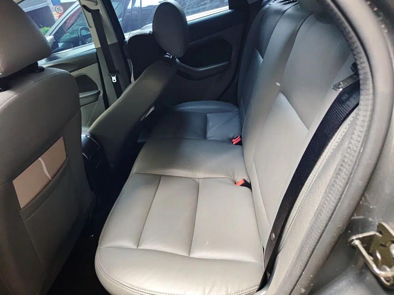 Ford Focus 2013 Hatchback Classic 1.8L Manual Base Model — миниатюра 17