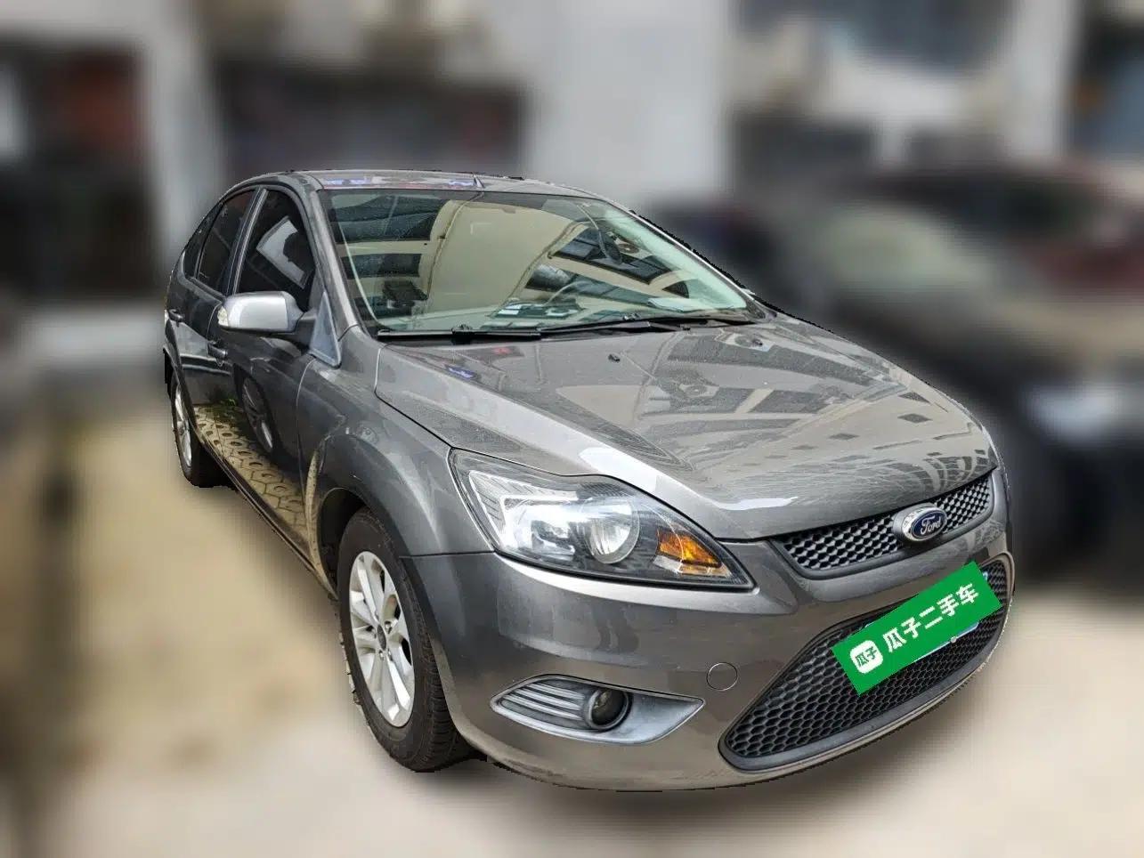 Ford Focus 2013 Hatchback Classic 1.8L Manual Base Model — миниатюра 3