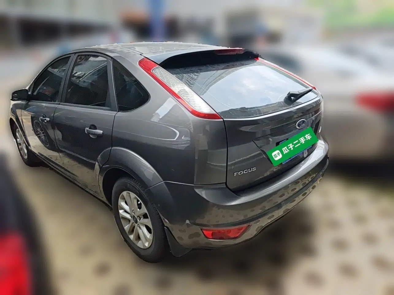 Ford Focus 2013 Hatchback Classic 1.8L Manual Base Model — миниатюра 4