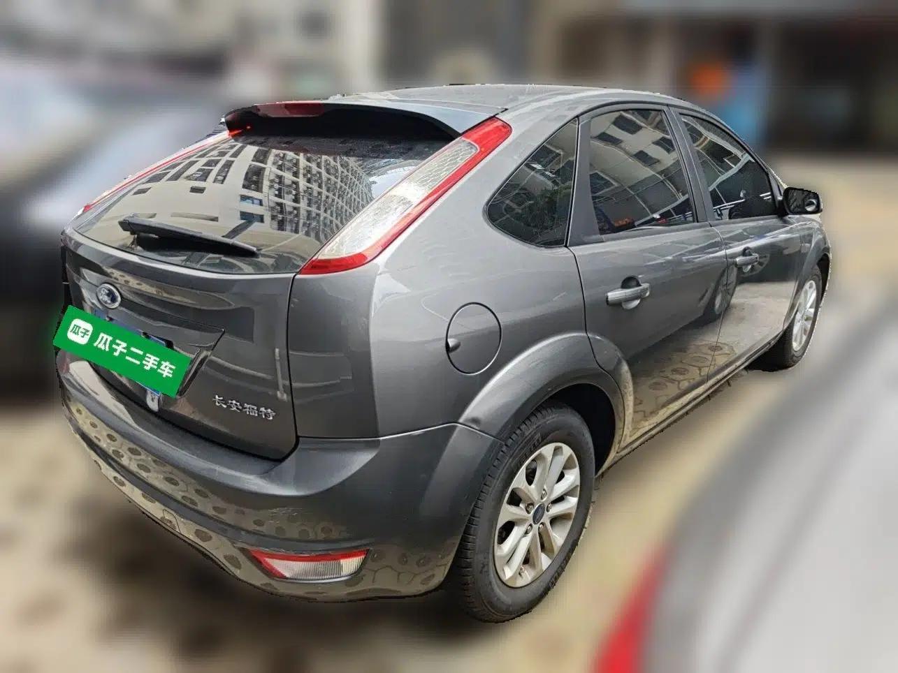 Ford Focus 2013 Hatchback Classic 1.8L Manual Base Model — миниатюра 6